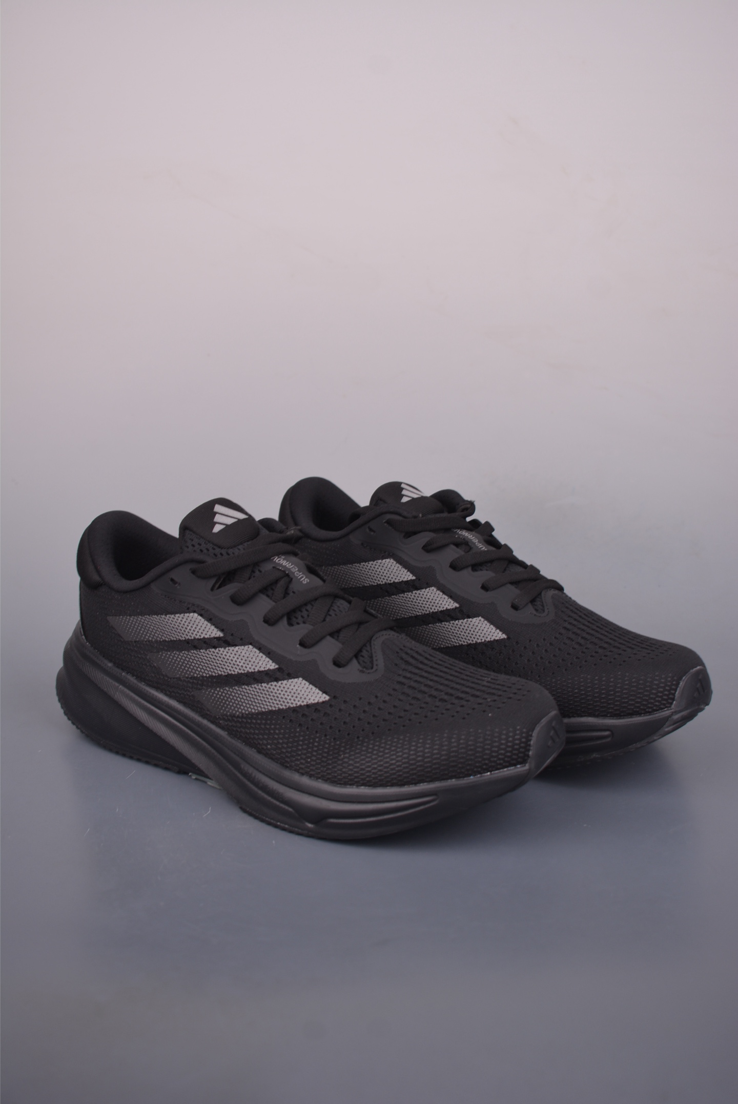阿迪达斯 Adidas Supernova Rise 马拉松专业赛事休闲运动跑步鞋 编织网布极强透气性 鞋面底部是一圈点胶 提升包裹感 掌跟差有10mm 后跟有个弧度比较大的斜切 鞋底是三块橡胶拼接+支撑拓爪+泡棉中底 中底是阿迪新的发泡工艺 爪型的拓爪给脚底各个部位提供了支撑 上脚贴合度可以 包裹性较强 官方货号: 2527