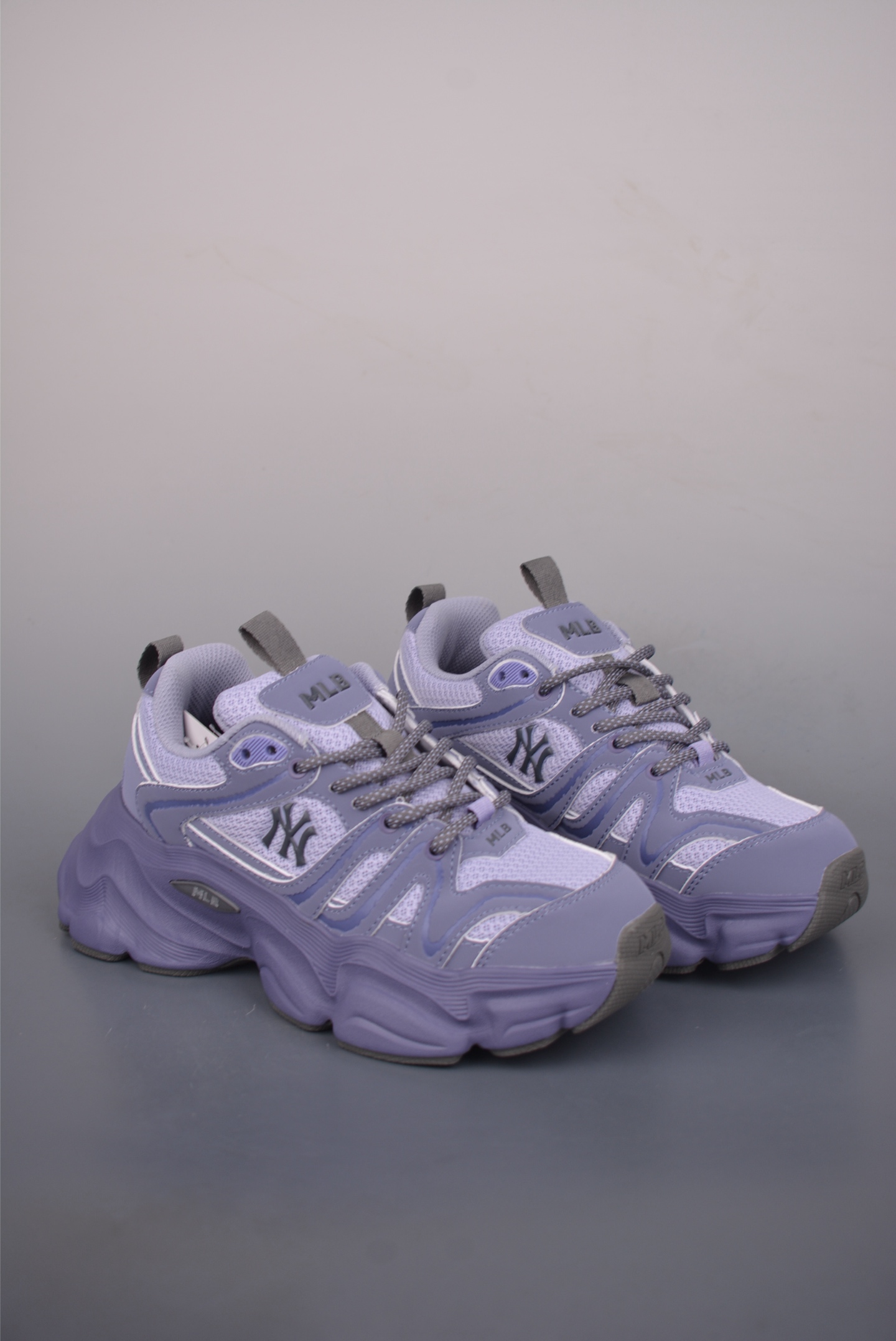 💰180 
MLB CHAMP CHUNKY VINTAGE NB
纽约洋基队 潮流时尚厚底运动鞋 
张凌赫同款 出游大胆穿 上镜C位密码
以复古基调书写千禧美学
融合现代机能元素风格重塑经典老爹鞋
厚底设计轻盈增高放肆游走 自由酷飒氛围感
官方货号: 3ASHCC35N818
Size：35 36 36.5 37.5 38 38.5 39 40 40.5 41 42 42.5 43 44 44.5 45