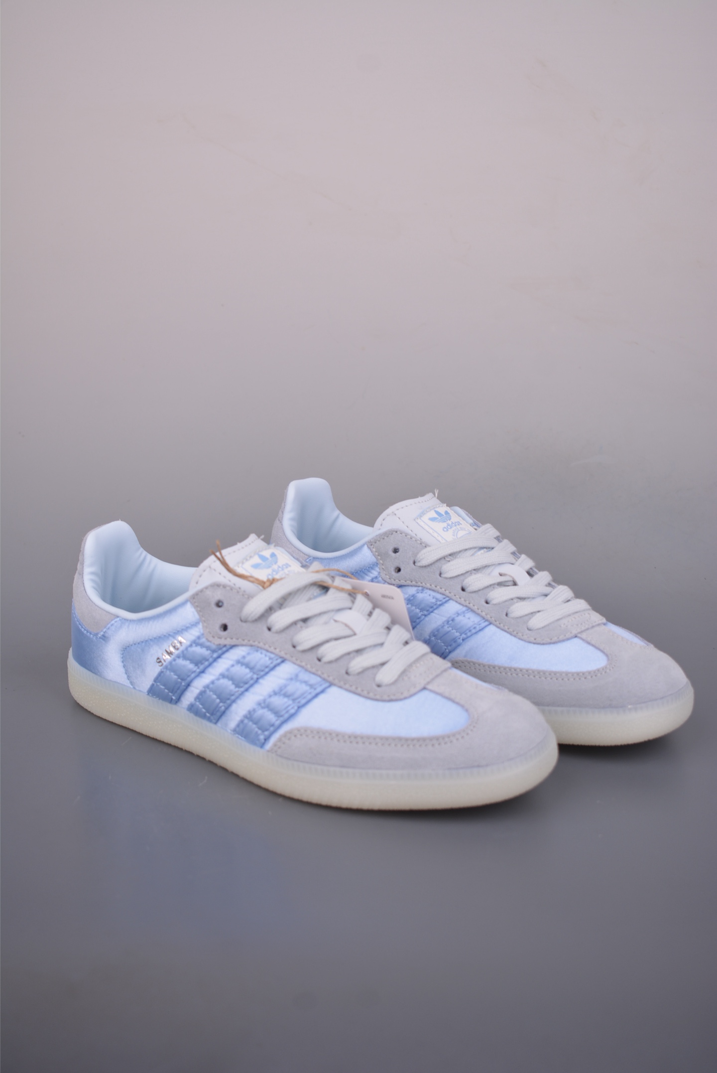 💰180 
Adidas Samba OG  
复古桑巴板鞋 纯原大厂出品 
这款桑巴鞋展示了高质量的工艺 
带有装饰的超锁缝制和无缝的手感 柔软、柔软的皮革造型和标志性的3条纹完成了精致的外观 正规合身鞋带 鞋面上有绒面鞋垫 橡胶鞋底 享受正畸套筒软感 自50年代首次亮相以来就一直在赢得粉丝的青睐 
官方货号: HQ51603333
SIZE：36 36.5 37.5 38 38.5 39 40 40.5 41 42 42.5 43 44 45