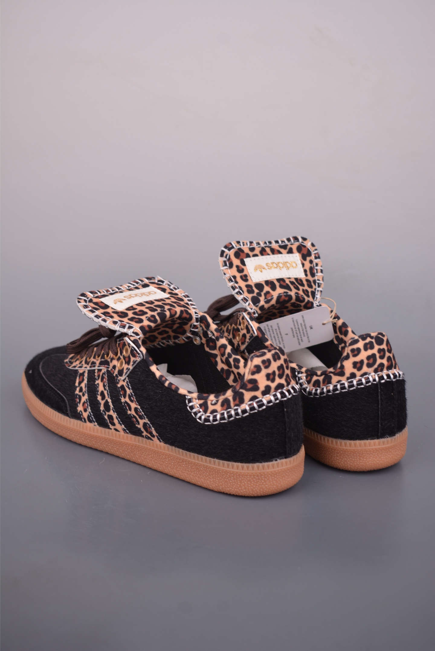 140 Adidas三叶草SAMBA W 休闲板鞋 KJ6590