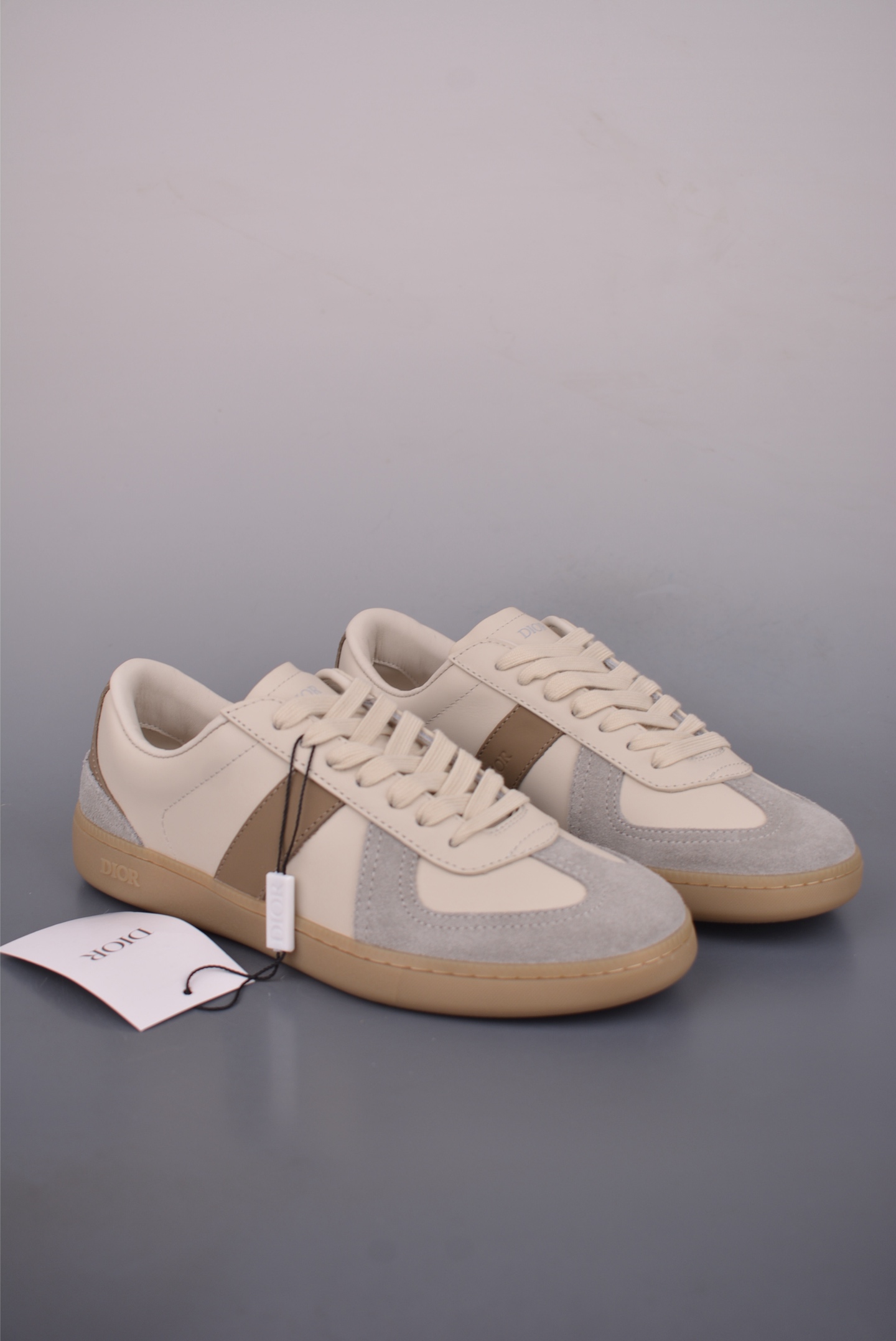 💰380 
DIOR迪奥 B01 Matchpoint 圆头系带 
迪奥德训鞋 广东大厂出品 顶级版本  
标志着Dior经典款式的回归
以时尚优雅的廓形重新诠释
采用光滑皮革精心制作
鞋舌和内部侧面饰以Dior标志
鞋后跟处饰以CDIcon标志
搭配同色调橡胶鞋底点缀以Dior标志
可与Dior Icons限定 的各式造型搭配 打造精致造型
官方货号: 3SN328ZQRL1111
尺码:38 39 40 41 42 43 44 45