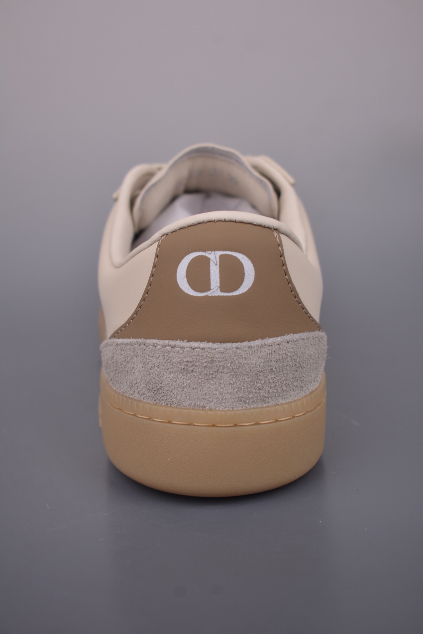 💰380
DIOR迪奥 B01 Matchpoint 圆头系带
迪奥德训鞋 广东大厂出品 顶级版本
标志着Dior经典款式的回归
以时尚优雅的廓形重新诠释
采用光滑皮革精心制作
鞋舌和内部侧面饰以Dior标志
鞋后跟处饰以CDIcon标志
搭配同色调橡胶鞋底点缀以Dior标志
可与Dior Icons限定 的各式造型搭配 打造精致造型
官方货号: 3SN328ZQRL1111
尺码:38 39 40 41 42 43 44 45