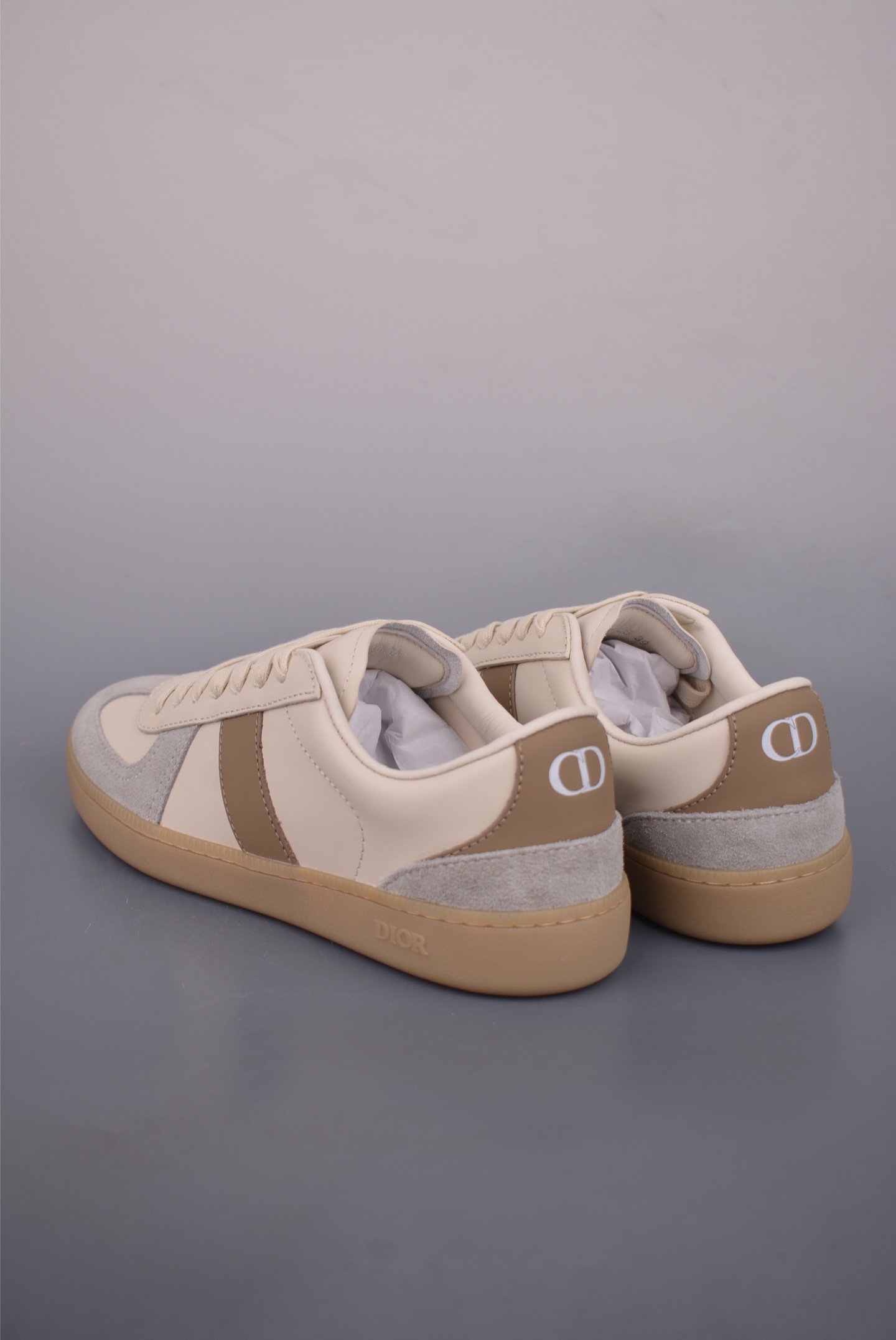 💰380
DIOR迪奥 B01 Matchpoint 圆头系带
迪奥德训鞋 广东大厂出品 顶级版本
标志着Dior经典款式的回归
以时尚优雅的廓形重新诠释
采用光滑皮革精心制作
鞋舌和内部侧面饰以Dior标志
鞋后跟处饰以CDIcon标志
搭配同色调橡胶鞋底点缀以Dior标志
可与Dior Icons限定 的各式造型搭配 打造精致造型
官方货号: 3SN328ZQRL1111
尺码:38 39 40 41 42 43 44 45