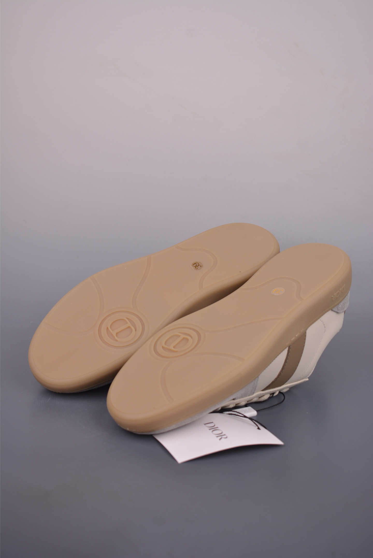 💰380
DIOR迪奥 B01 Matchpoint 圆头系带
迪奥德训鞋 广东大厂出品 顶级版本
标志着Dior经典款式的回归
以时尚优雅的廓形重新诠释
采用光滑皮革精心制作
鞋舌和内部侧面饰以Dior标志
鞋后跟处饰以CDIcon标志
搭配同色调橡胶鞋底点缀以Dior标志
可与Dior Icons限定 的各式造型搭配 打造精致造型
官方货号: 3SN328ZQRL1111
尺码:38 39 40 41 42 43 44 45