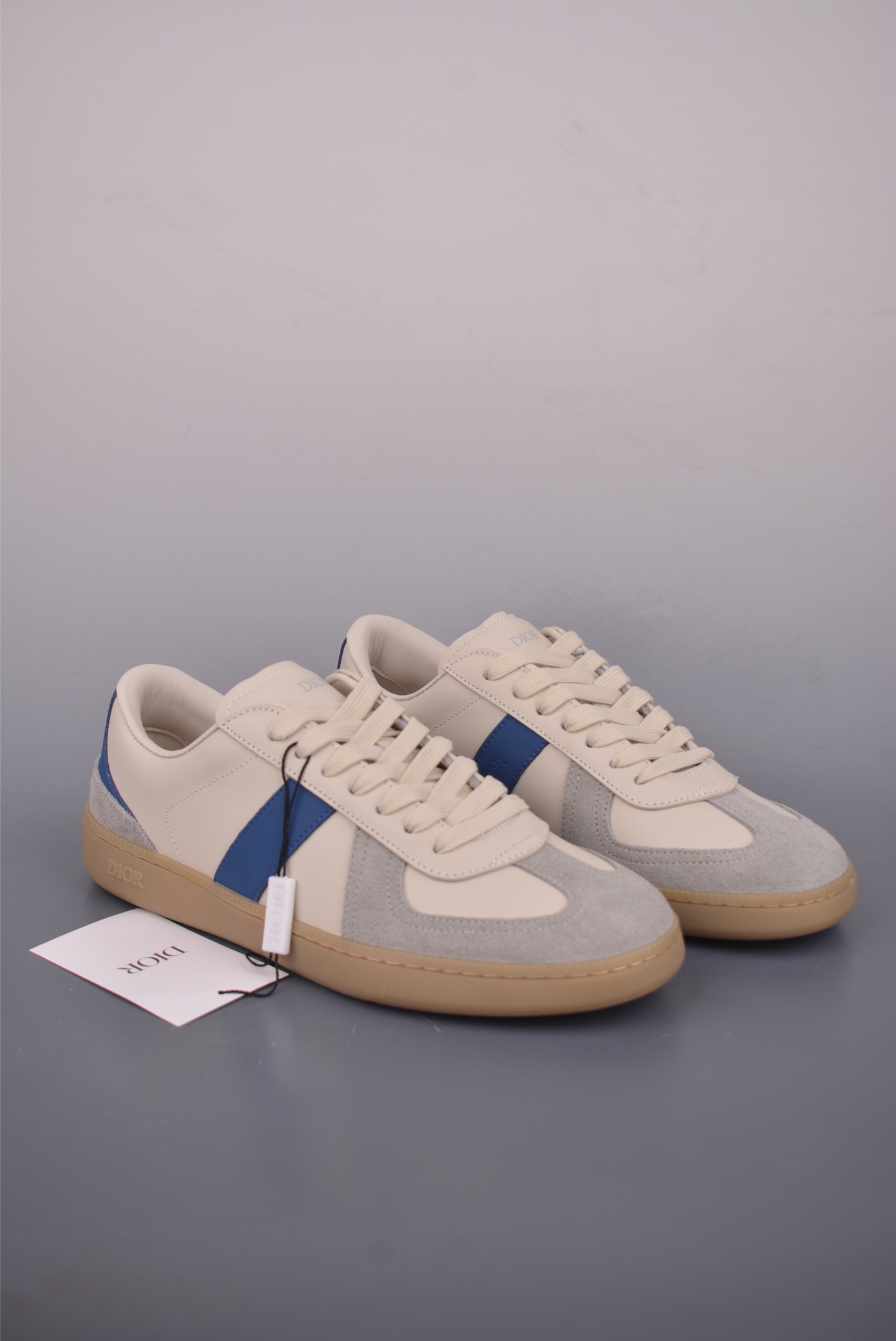 💰380 
DIOR迪奥 B01 Matchpoint 圆头系带 
迪奥德训鞋 广东大厂出品 顶级版本  
标志着Dior经典款式的回归
以时尚优雅的廓形重新诠释
采用光滑皮革精心制作
鞋舌和内部侧面饰以Dior标志
鞋后跟处饰以CDIcon标志
搭配同色调橡胶鞋底点缀以Dior标志
可与Dior Icons限定 的各式造型搭配 打造精致造型
官方货号: 3SN328ZQRL1111
尺码:38 39 40 41 42 43 44 45