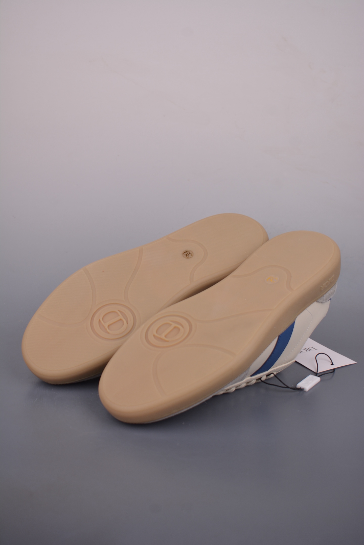 💰380
DIOR迪奥 B01 Matchpoint 圆头系带
迪奥德训鞋 广东大厂出品 顶级版本
标志着Dior经典款式的回归
以时尚优雅的廓形重新诠释
采用光滑皮革精心制作
鞋舌和内部侧面饰以Dior标志
鞋后跟处饰以CDIcon标志
搭配同色调橡胶鞋底点缀以Dior标志
可与Dior Icons限定 的各式造型搭配 打造精致造型
官方货号: 3SN328ZQRL1111
尺码:38 39 40 41 42 43 44 45