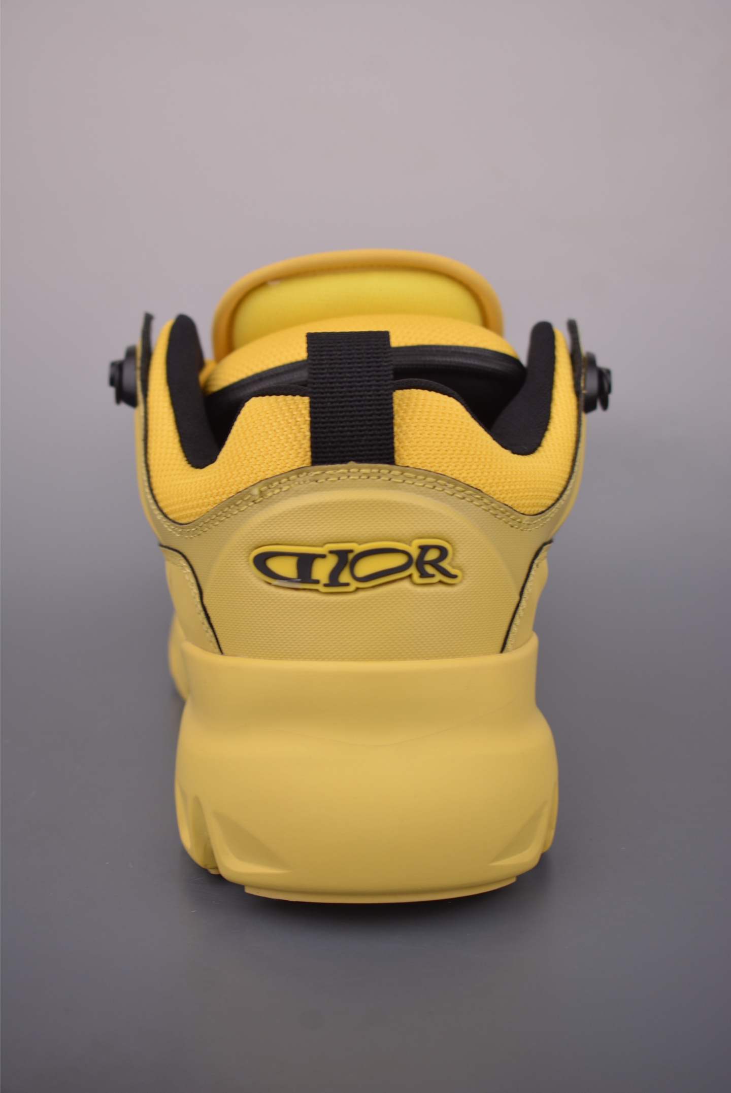 200 DIOR迪奥 CD1低帮 运动休闲鞋 鞋舌饰以‘DIOR’标志 搭配轻盈的橡胶鞋底 3SN328ZOR