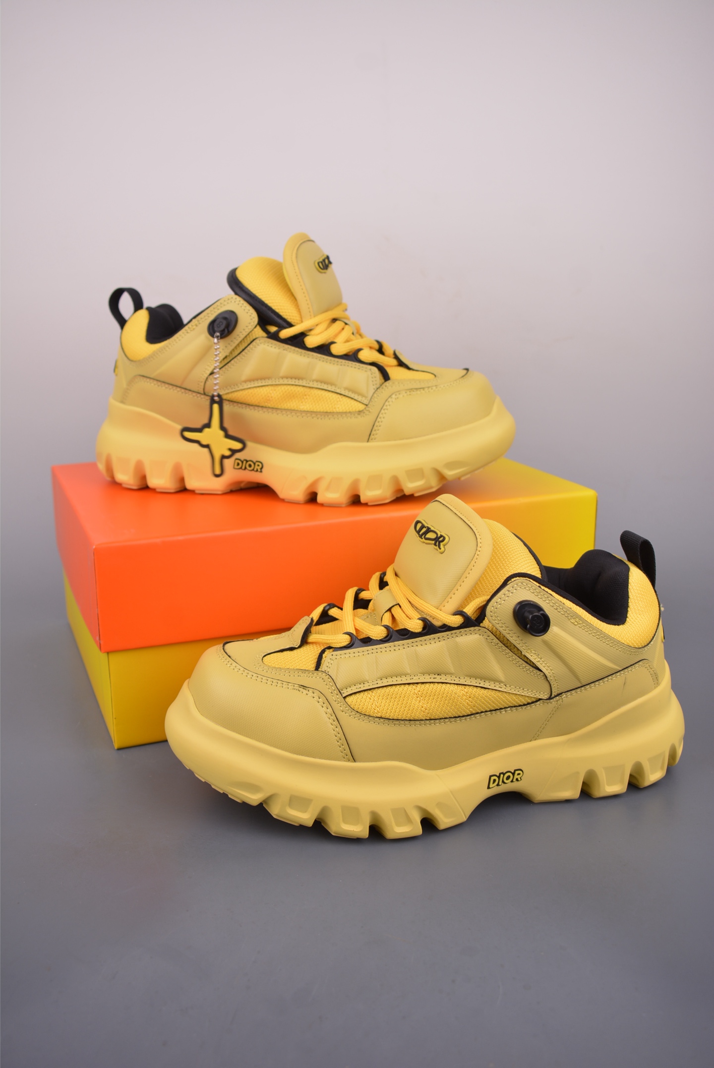 200 DIOR迪奥 CD1低帮 运动休闲鞋 鞋舌饰以‘DIOR’标志 搭配轻盈的橡胶鞋底 3SN328ZOR