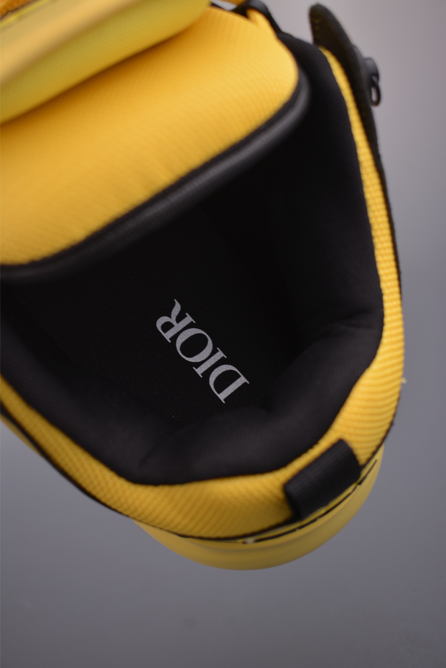 200 DIOR迪奥 CD1低帮 运动休闲鞋 鞋舌饰以‘DIOR’标志 搭配轻盈的橡胶鞋底 3SN328ZOR