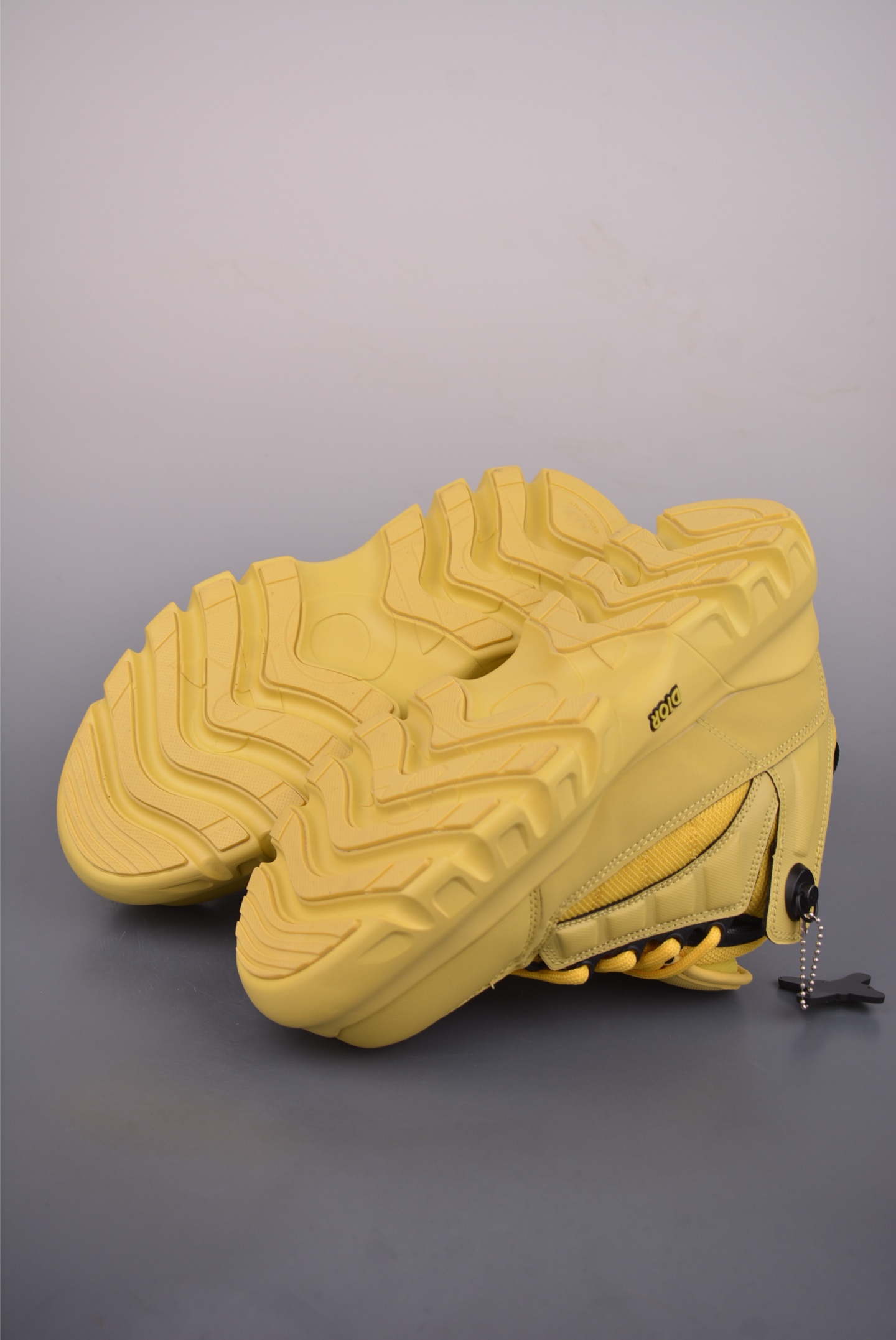 200 DIOR迪奥 CD1低帮 运动休闲鞋 鞋舌饰以‘DIOR’标志 搭配轻盈的橡胶鞋底 3SN328ZOR