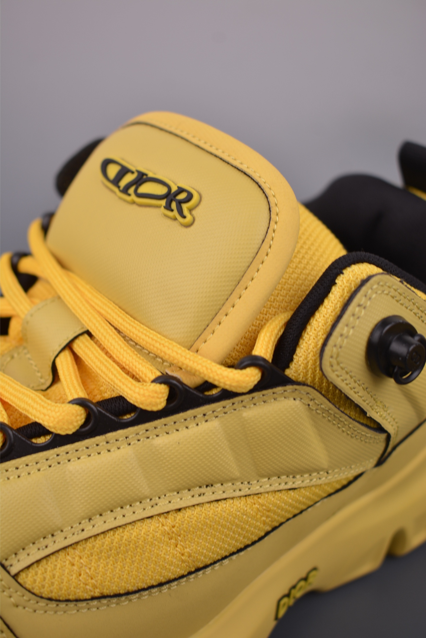 200 DIOR迪奥 CD1低帮 运动休闲鞋 鞋舌饰以‘DIOR’标志 搭配轻盈的橡胶鞋底 3SN328ZOR