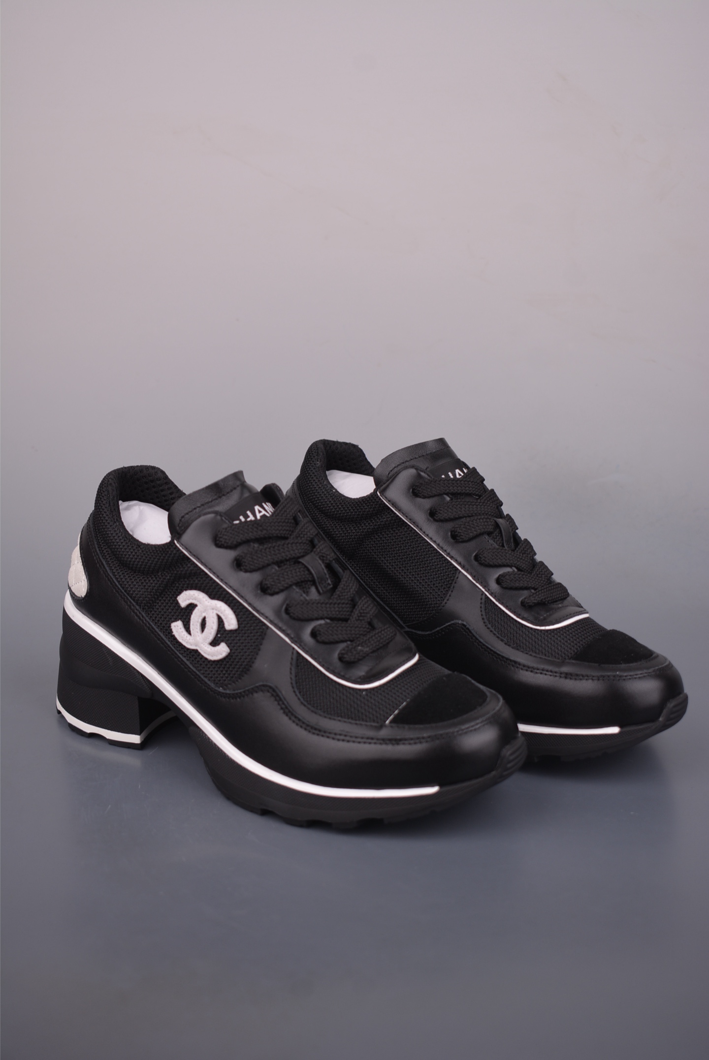 💰480
CHANEL香奈儿25K 高跟运动鞋
全套官方统一礼盒顶级包装
拼色熊猫鞋必备爆款超级耐看
粗跟稳步增高 跟高4公分 秒变大长腿🦵
#运动休闲鞋 #老爹鞋 #厚底休闲鞋 #小香 #情侣老爹鞋 #休闲鞋穿搭 #香奈儿鞋 #chanel鞋 #运动鞋 #熊猫鞋
采用鞋面进口拼色小牛皮 内里进口透气网 大底采用TPU耐磨
官方货号: G397922631
尺码:35 36 37 38 39 40