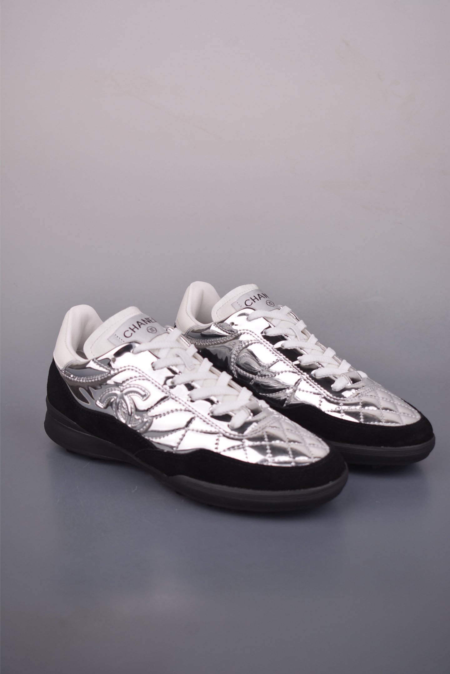 💰420
C5 24新款棒球鞋 莞产顶级纯原
官方最新花纹礼盒顶级包装官方同步
Chanel 香奈儿最新菱格小球鞋 四季百搭
coco女孩必入 隐藏款网球鞋 秀气高级好看
鞋面原版定制胎牛油皮 牛反绒 原版进口透气绒布 小羊皮内里 原版开模碎钉钉橡胶
原厂TPU组合大底
官方货号: G40-@
尺码35 36 37 38 39 40