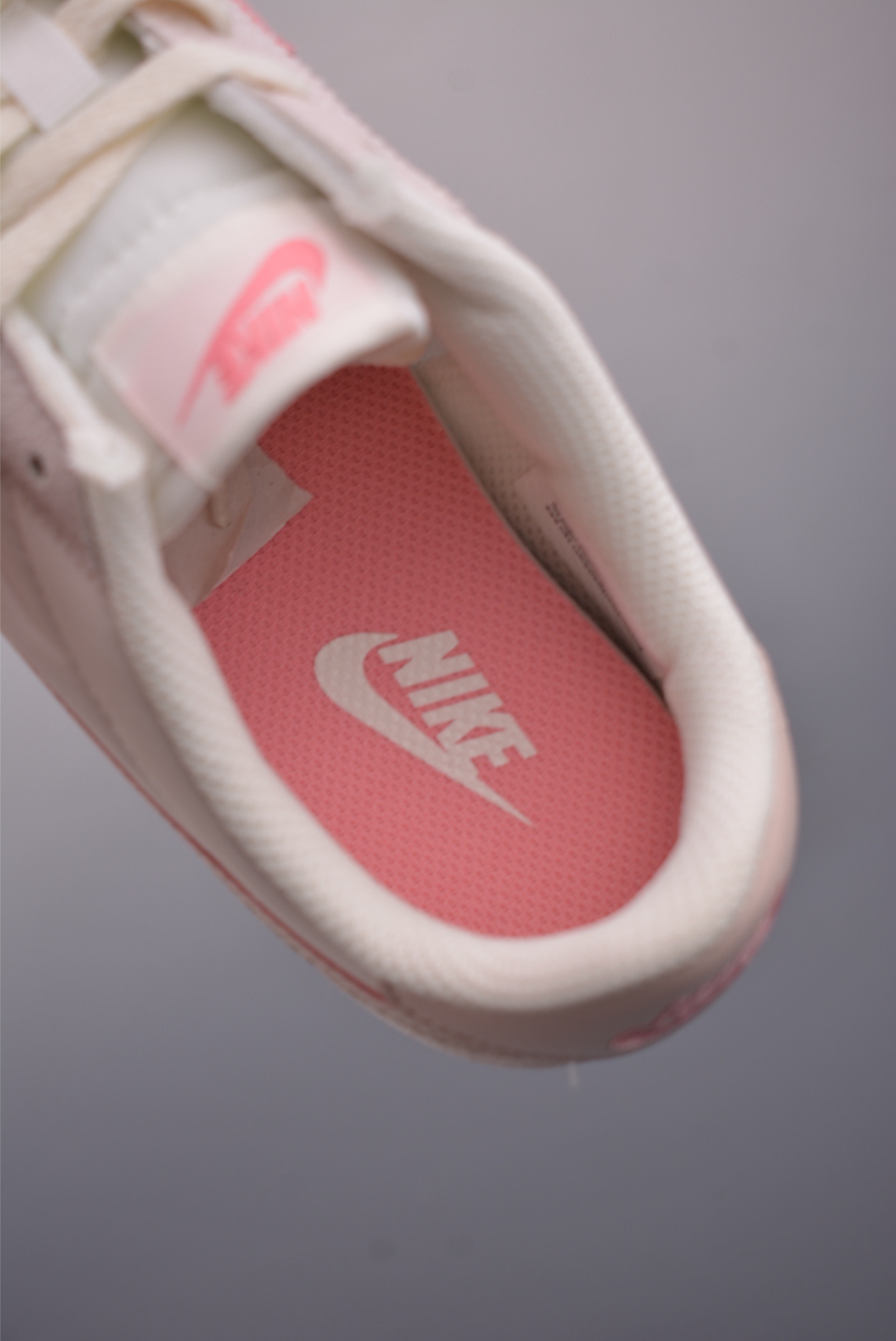 原装渠道订单 实体充正操作 Nike Classic Cortez Leather 秉承元年款经典风格 HF6410-666