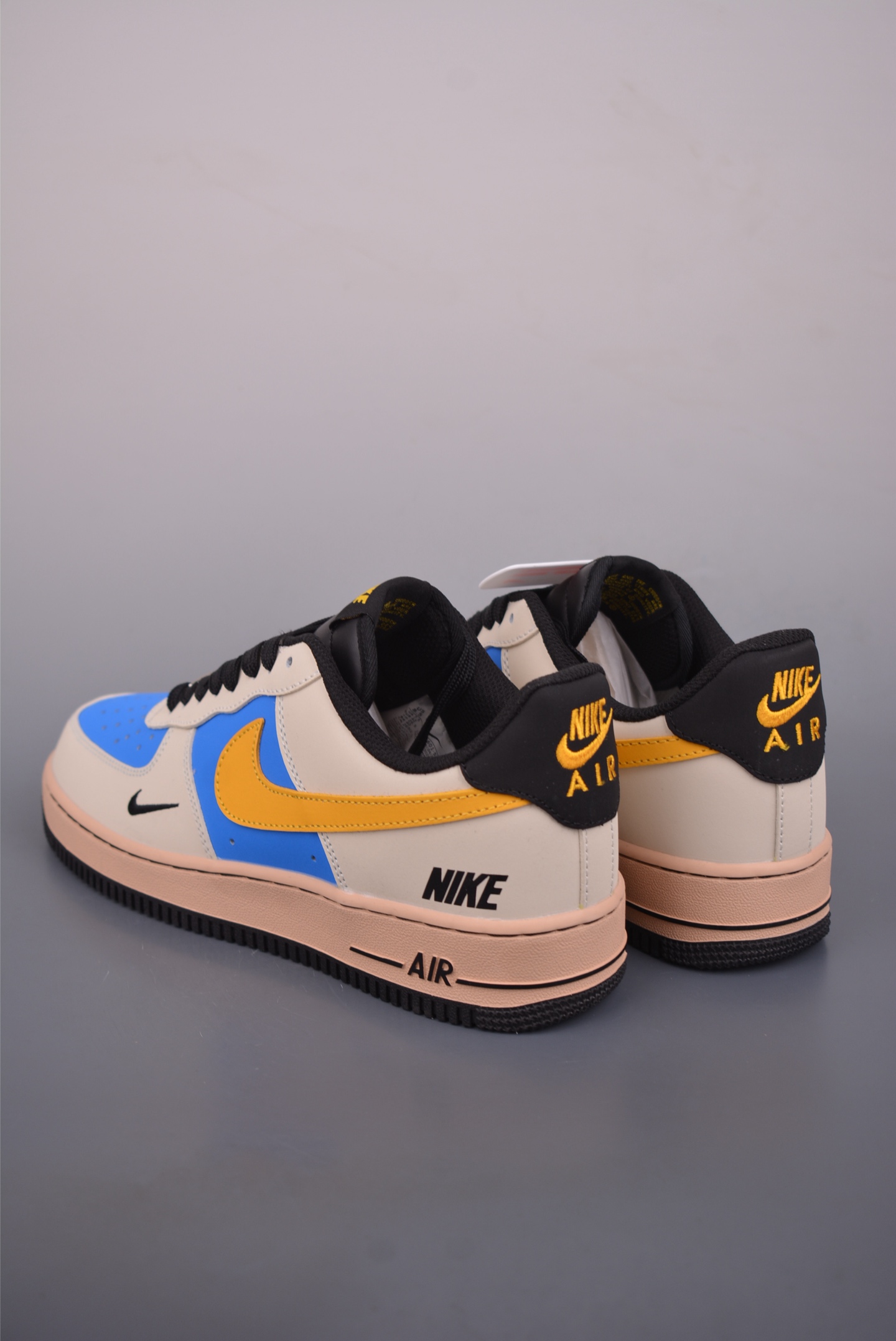  💰300 纯原版 可退换
NK Air Force 1 Low 缤纷拼接
原楦头原纸板 打造纯正空军版型
专注外贸渠道 全掌内置蜂窝气垫 
原盒配件 原厂中底钢印、拉帮完美   
官方货号: NH0601 5771635
Size： 36 36.5 37.5 38 38.5 39 40 40.5 41 42 42.5 43 44 45 