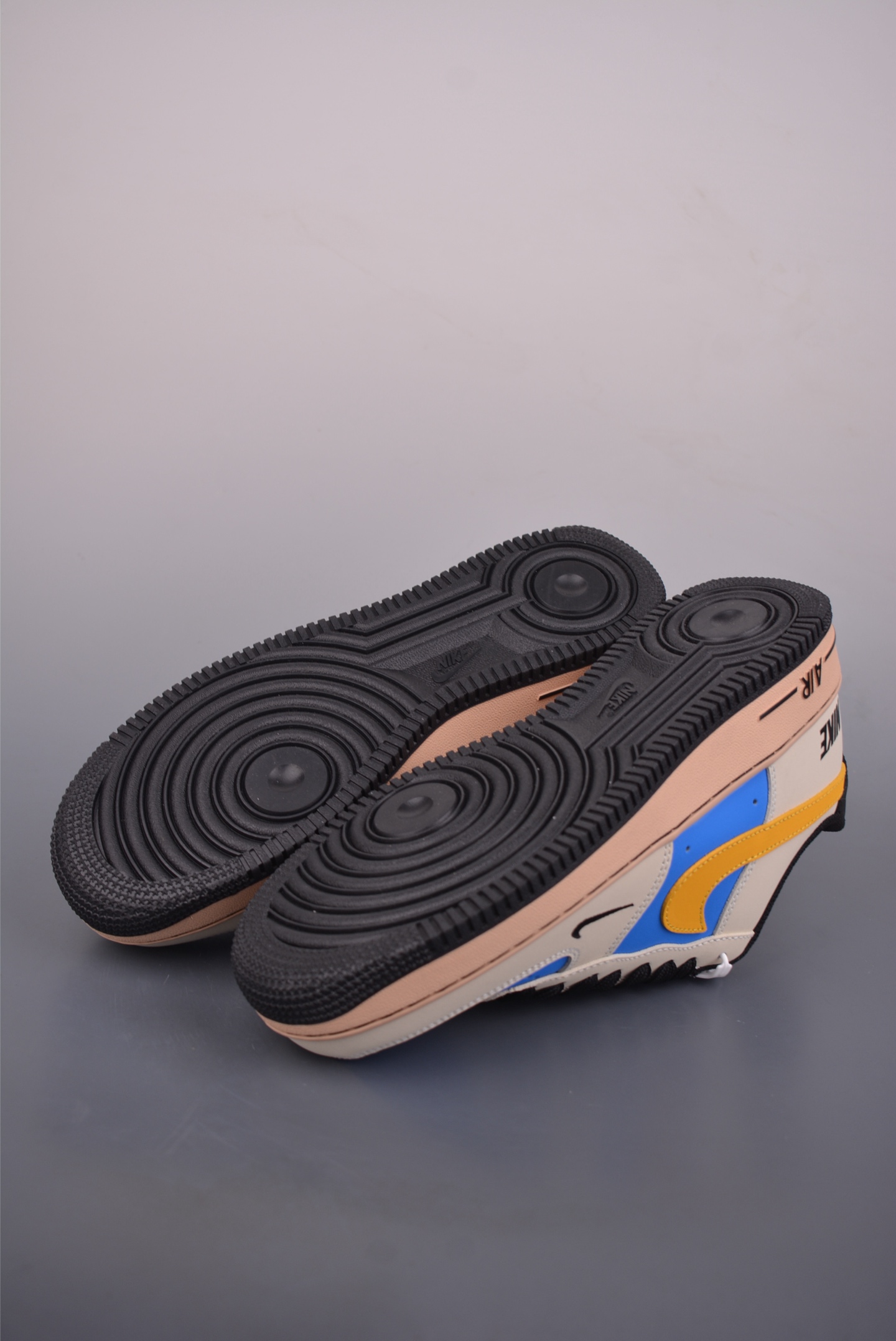  💰300 纯原版 可退换
NK Air Force 1 Low 缤纷拼接
原楦头原纸板 打造纯正空军版型
专注外贸渠道 全掌内置蜂窝气垫 
原盒配件 原厂中底钢印、拉帮完美   
官方货号: NH0601 5771635
Size： 36 36.5 37.5 38 38.5 39 40 40.5 41 42 42.5 43 44 45 