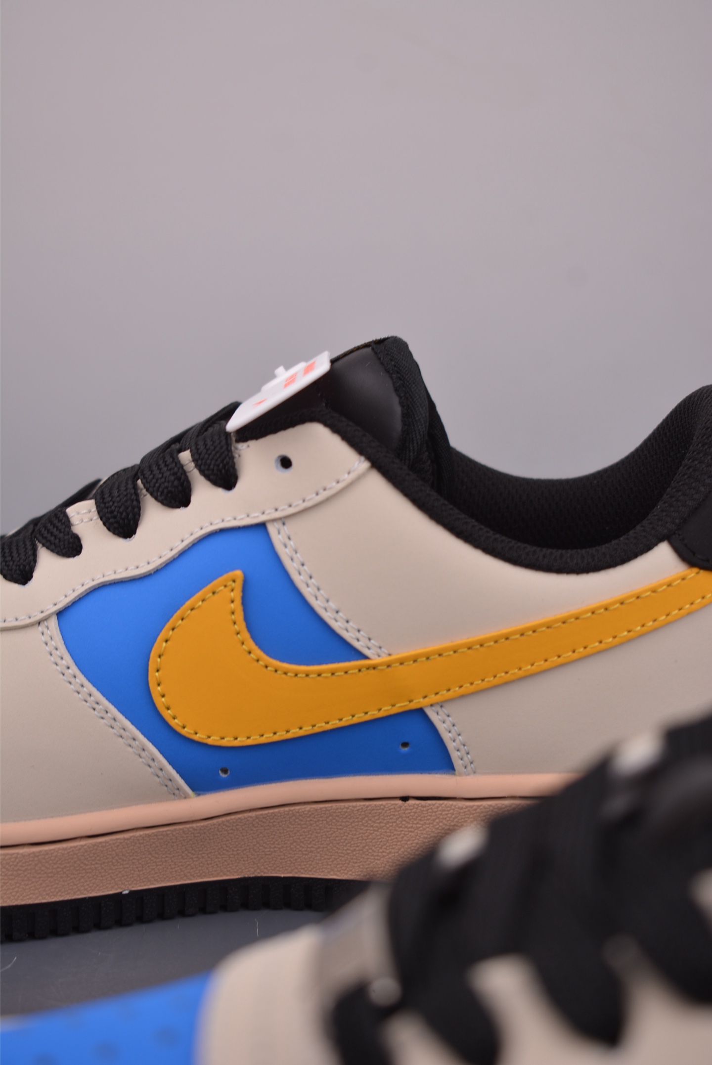  💰300 纯原版 可退换
NK Air Force 1 Low 缤纷拼接
原楦头原纸板 打造纯正空军版型
专注外贸渠道 全掌内置蜂窝气垫 
原盒配件 原厂中底钢印、拉帮完美   
官方货号: NH0601 5771635
Size： 36 36.5 37.5 38 38.5 39 40 40.5 41 42 42.5 43 44 45 