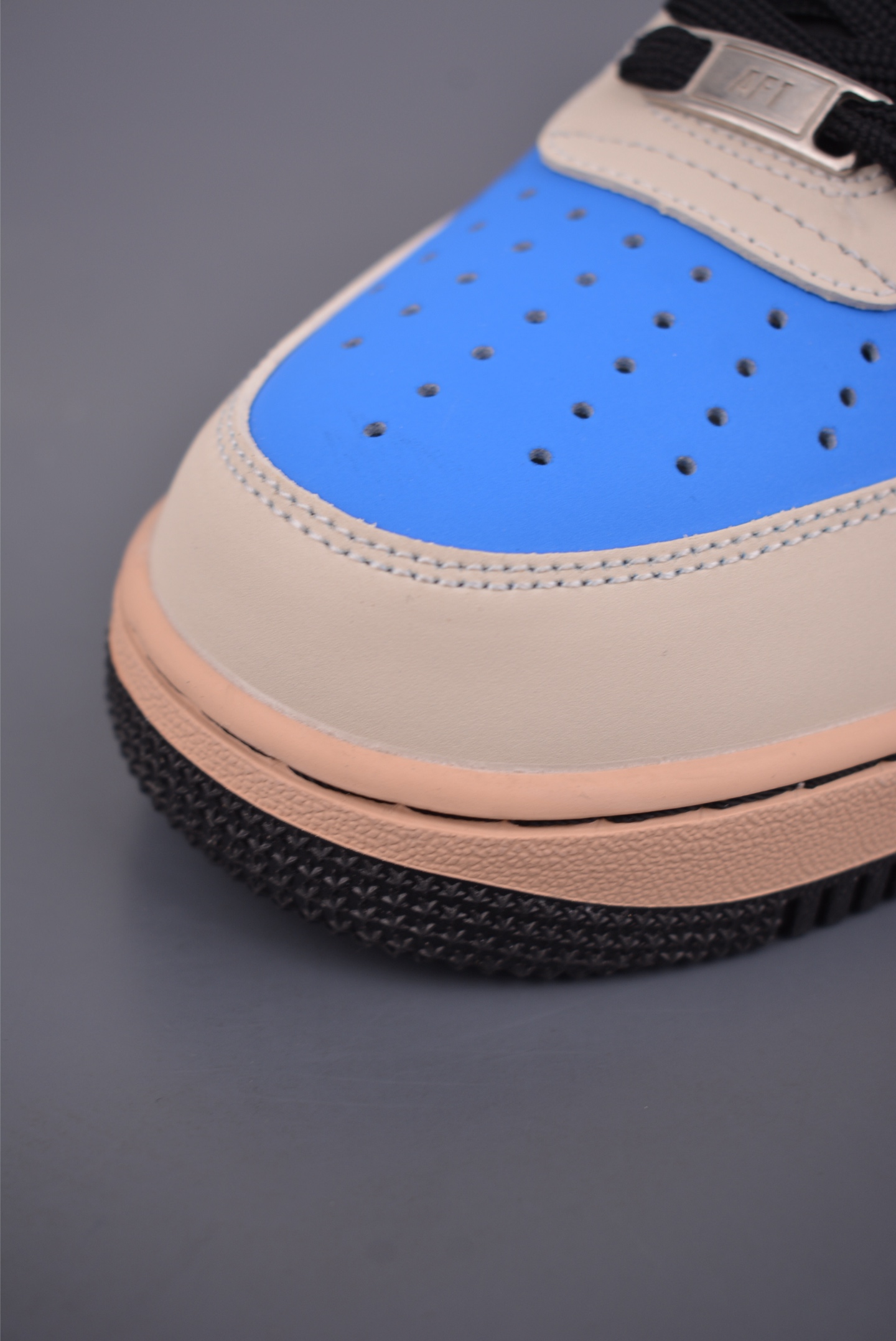  💰300 纯原版 可退换
NK Air Force 1 Low 缤纷拼接
原楦头原纸板 打造纯正空军版型
专注外贸渠道 全掌内置蜂窝气垫 
原盒配件 原厂中底钢印、拉帮完美   
官方货号: NH0601 5771635
Size： 36 36.5 37.5 38 38.5 39 40 40.5 41 42 42.5 43 44 45 