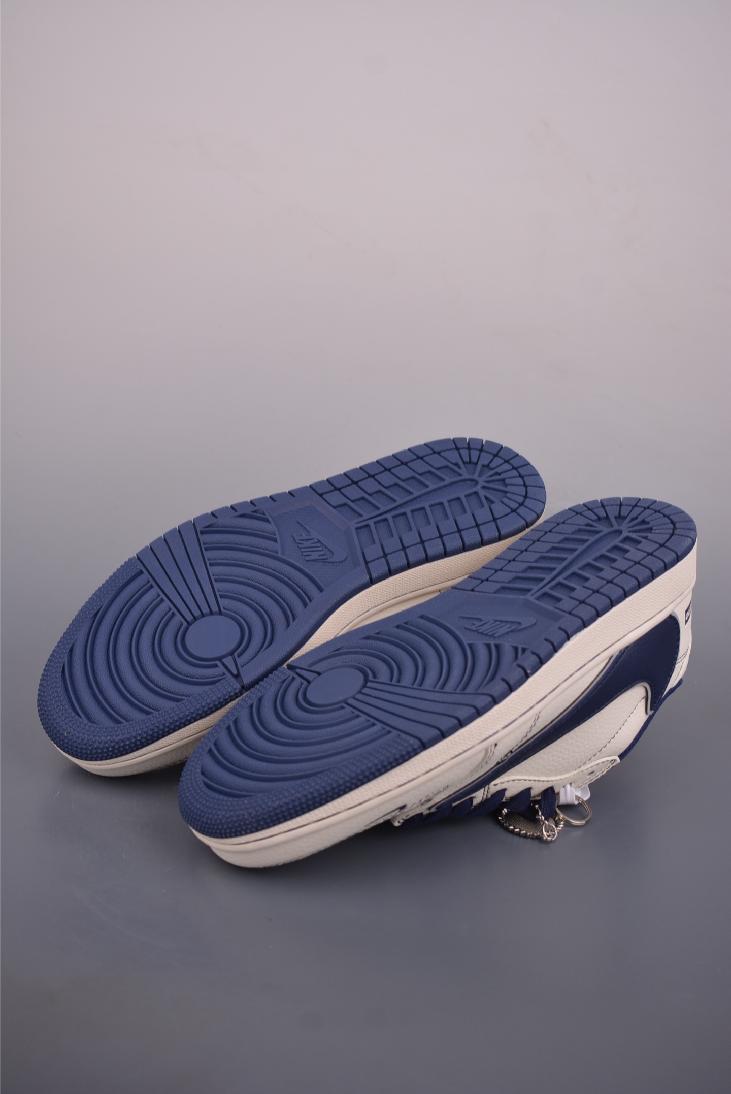 Fragment x Travis Scott x Supreme Air Jordan 1 Low 三方联名倒钩 XX3168-217