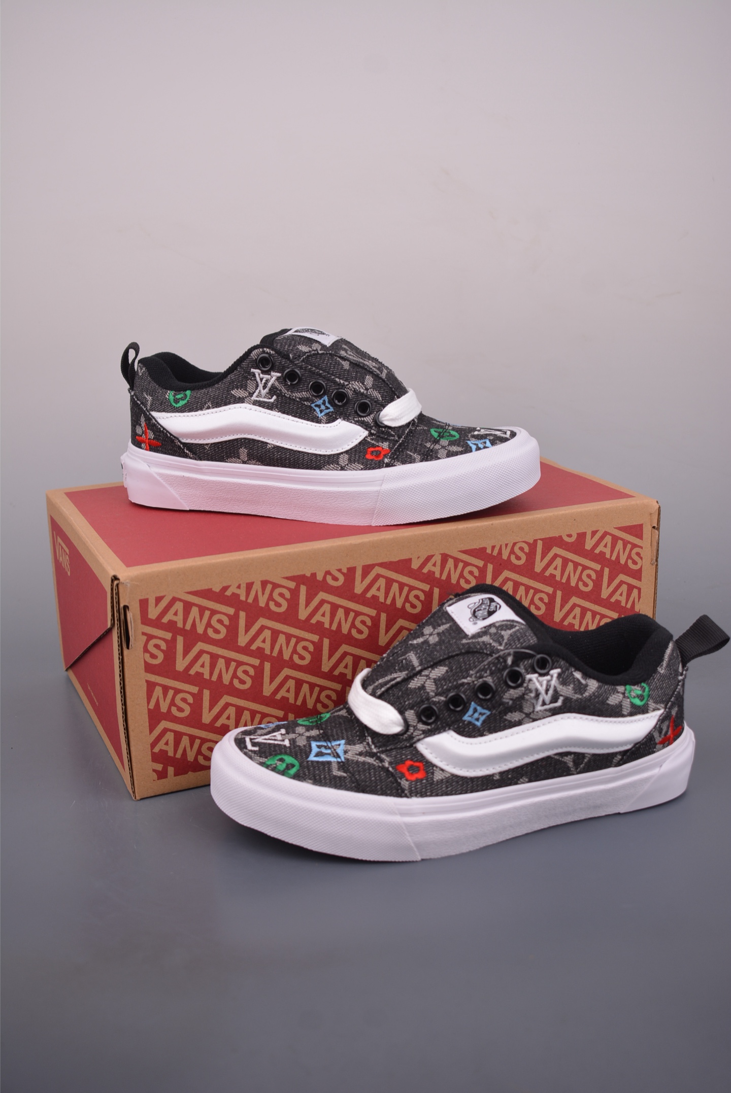 LV x Vans Knu Skool 强强联名 经典Vans面包鞋鞋身融合LV经典牛仔面料搭配提花Logo电绣-Top High Quatity Cheap Sneakers Fashion Clothing Clothes Bags handbags Shoes of all Brand wholesale With The best Quality And Beautiful Price from China Factory Chinese suppliers wholesaler seller LV x Vans Knu Skool 强强联名 经典Vans面包鞋鞋身融合LV经典牛仔面料搭配提花Logo电绣