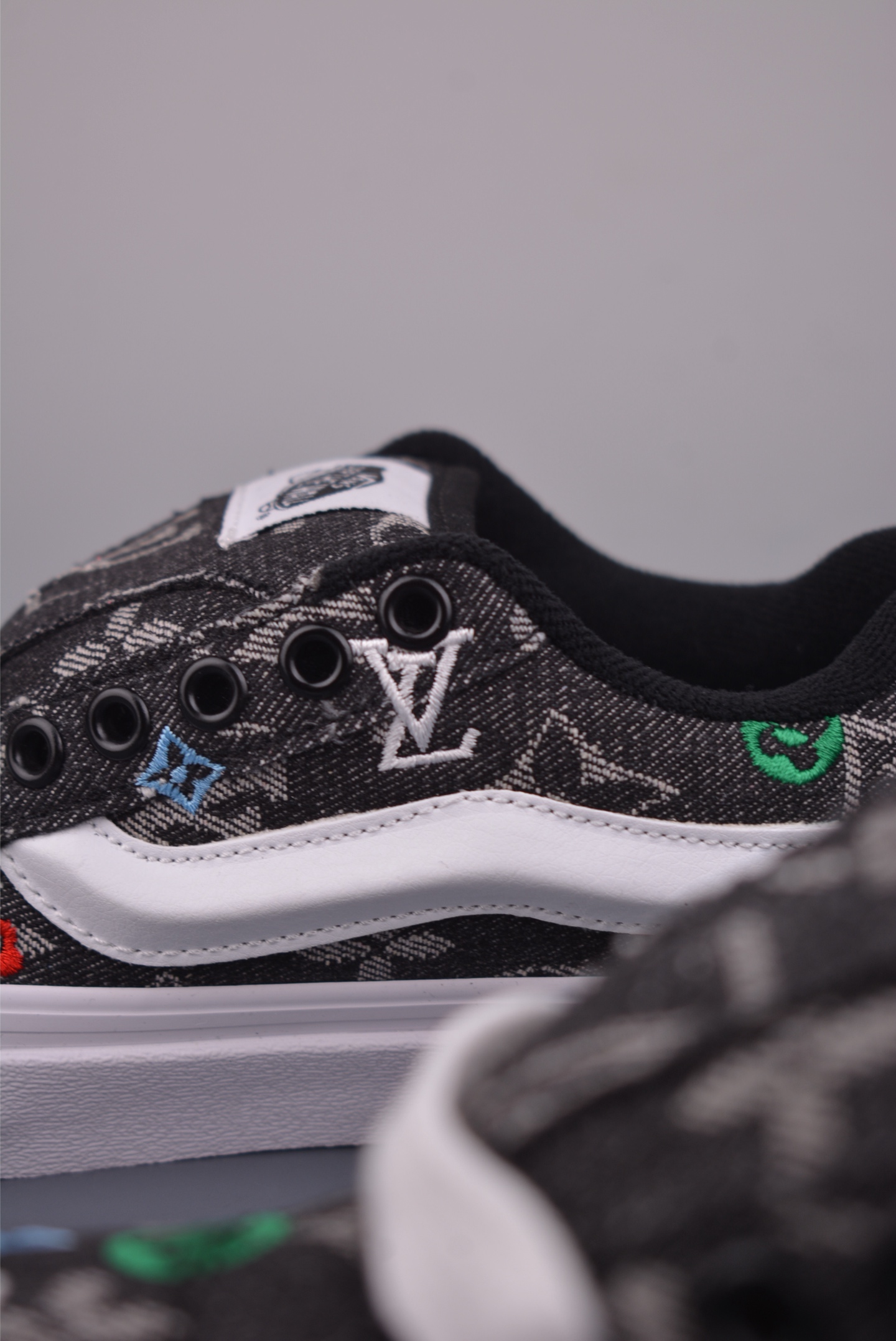 LV x Vans Knu Skool 强强联名 经典Vans面包鞋鞋身融合LV经典牛仔面料搭配提花Logo电绣-Top High Quatity Cheap Sneakers Fashion Clothing Clothes Bags handbags Shoes of all Brand wholesale With The best Quality And Beautiful Price from China Factory Chinese suppliers wholesaler seller LV x Vans Knu Skool 强强联名 经典Vans面包鞋鞋身融合LV经典牛仔面料搭配提花Logo电绣