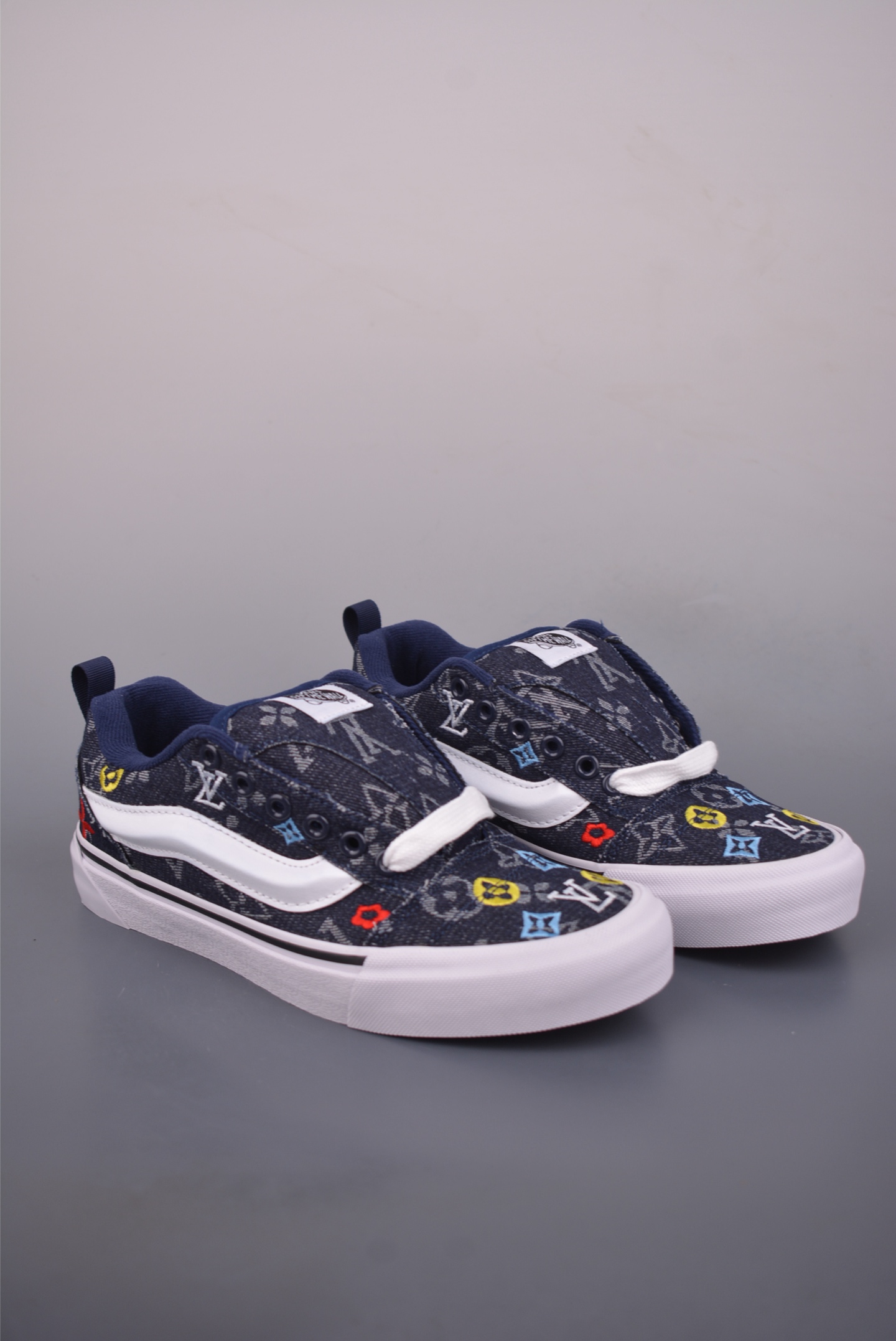 💰140 
LV x Vans Knu Skool 强强联名
经典Vans面包鞋鞋身融合LV经典牛仔面料搭配提花Logo电绣 质感十足 上脚百搭 脚感舒适
尺码：35 36  36.5 37 38 38.5 39 40 40.5 41 42 42.5 43 44