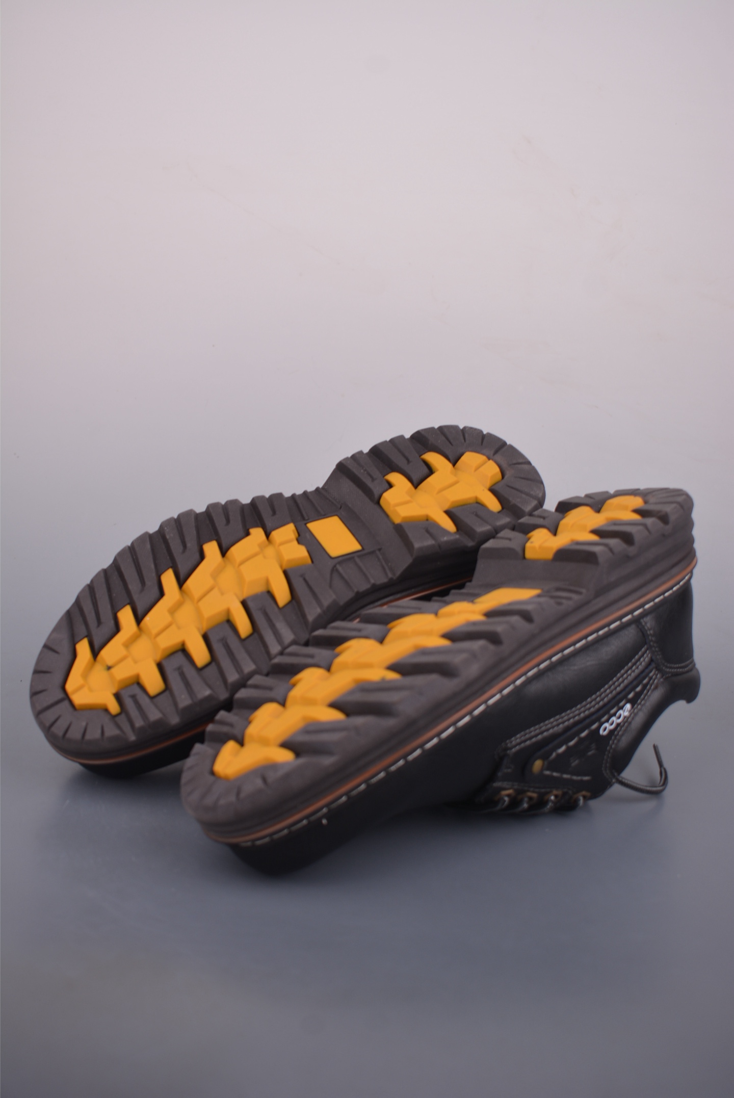 280 ECCO爱步休闲鞋秋 25年新款时尚德训鞋 经典百搭板鞋 68013129