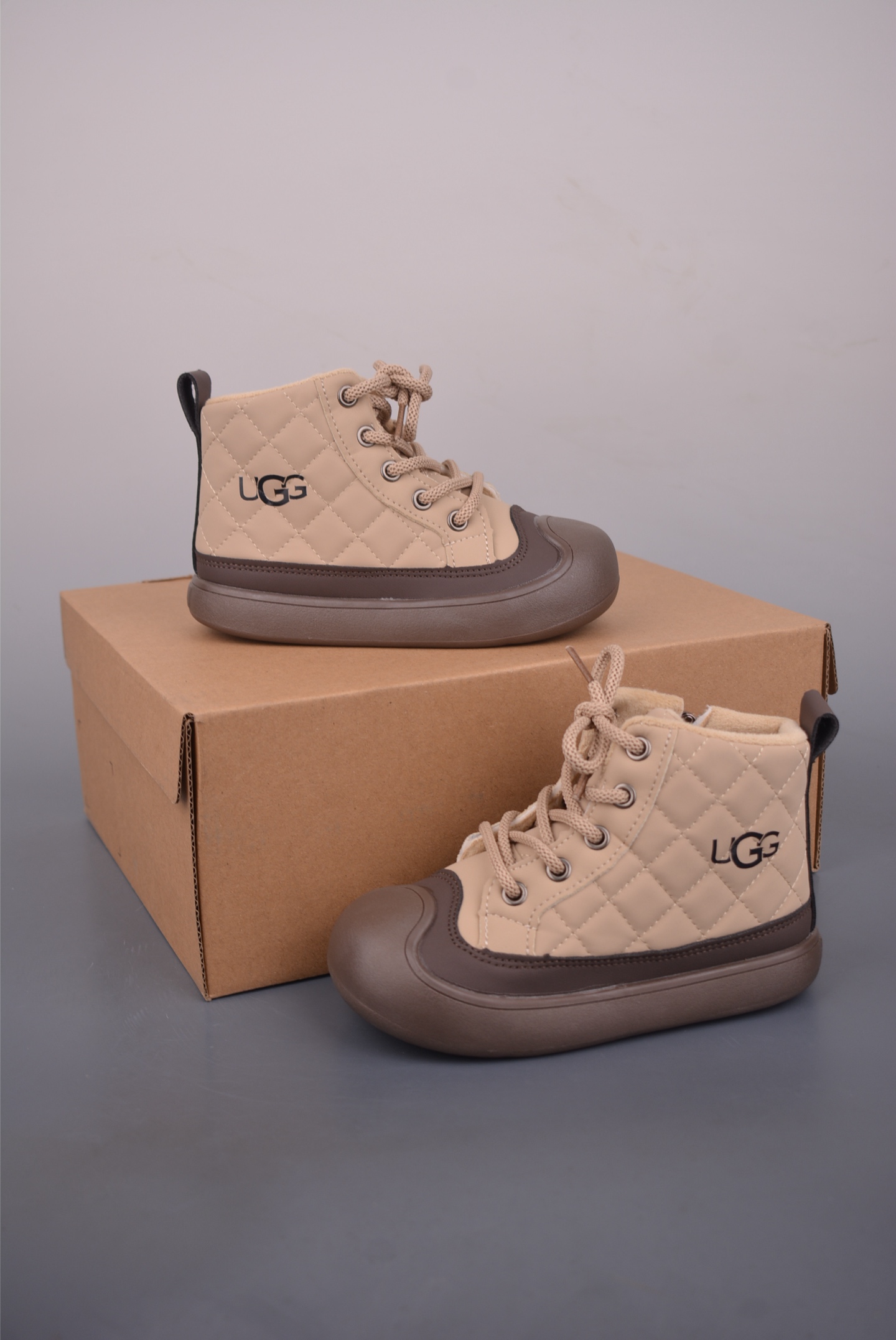 UGG 大童雪地靴 秋冬新款 加绒加厚时尚潮流棉鞋 儿童时尚 平底雪地靴 短筒防滑保暖厚底一脚蹬百搭童鞋网红短靴 官方货号: 923612415