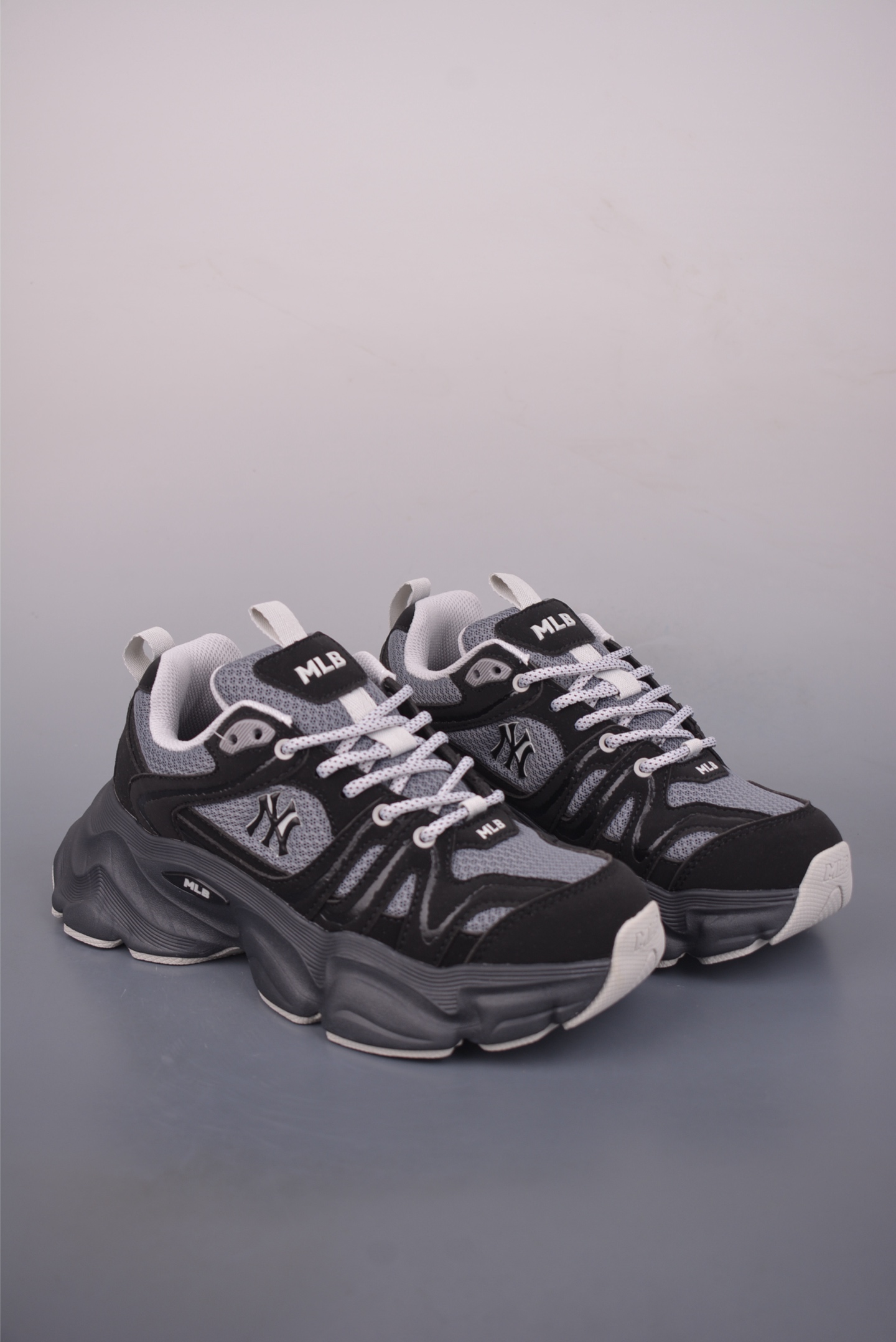 💰190
MLB CHAMP CHUNKY VINTAGE NB
纽约洋基队 潮流时尚厚底运动鞋
张凌赫同款 出游大胆穿 上镜C位密码
以复古基调书写千禧美学
融合现代机能元素风格重塑经典老爹鞋
厚底设计轻盈增高放肆游走 自由酷飒氛围感
官方货号: 3ASHCC35N818
Size:35 36 36.5 37.5 38 38.5 39 40 40.5 41 42 42.5 43 44 44.5 45