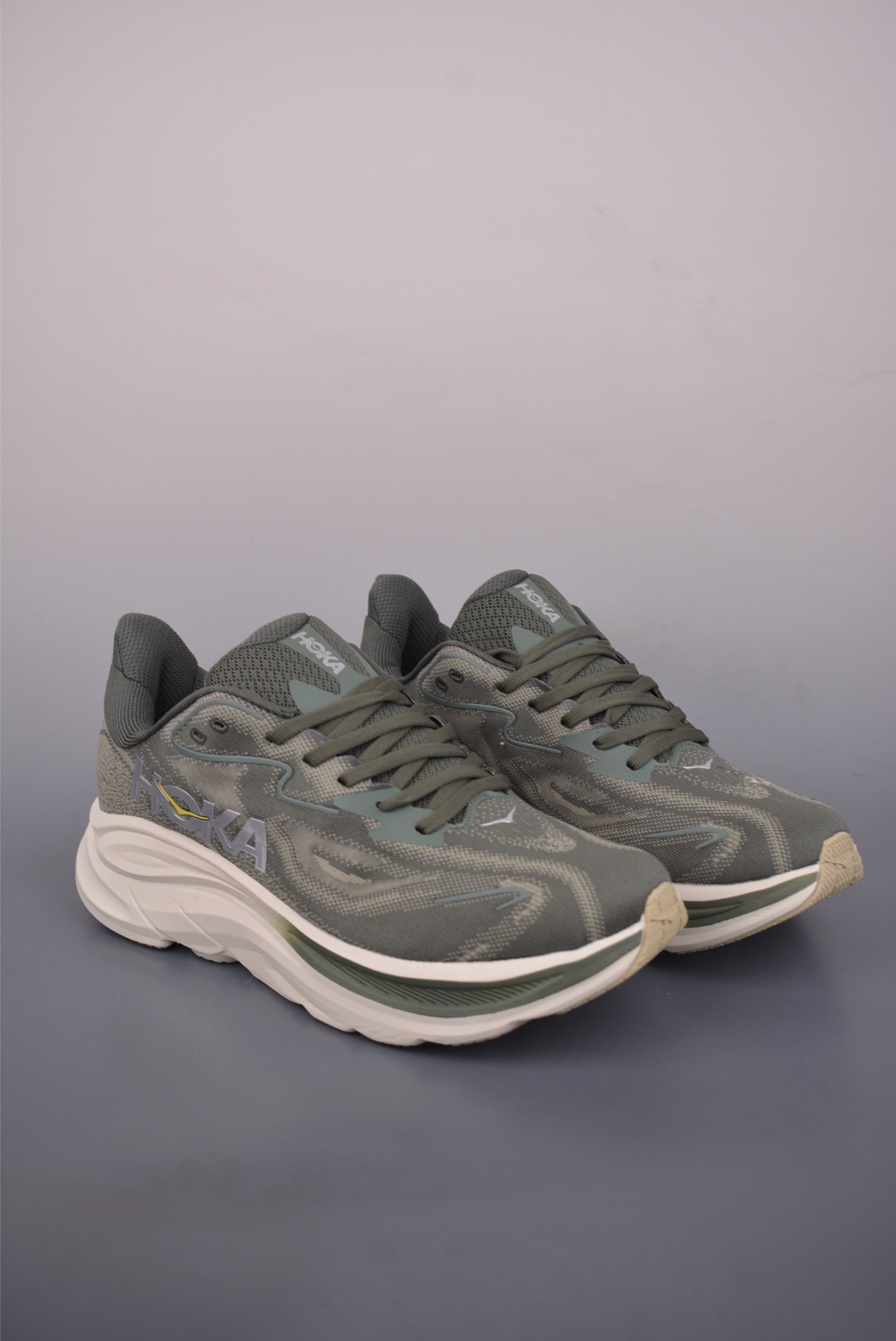 HOKA ONE ONE M CLIFTON 10 邦迪十代舒适防滑耐磨低帮休闲跑步鞋 相比常规跑鞋 HOKA ONE ONE特别研发使用性能独特的几何形跑鞋中底 此种鞋底更厚、更高、回弹性也更好 除了卓越的缓冲性能 它还能內各种阶段的跑者带来更具动感 更加稳定的跑步体验 官方货号:11620302622