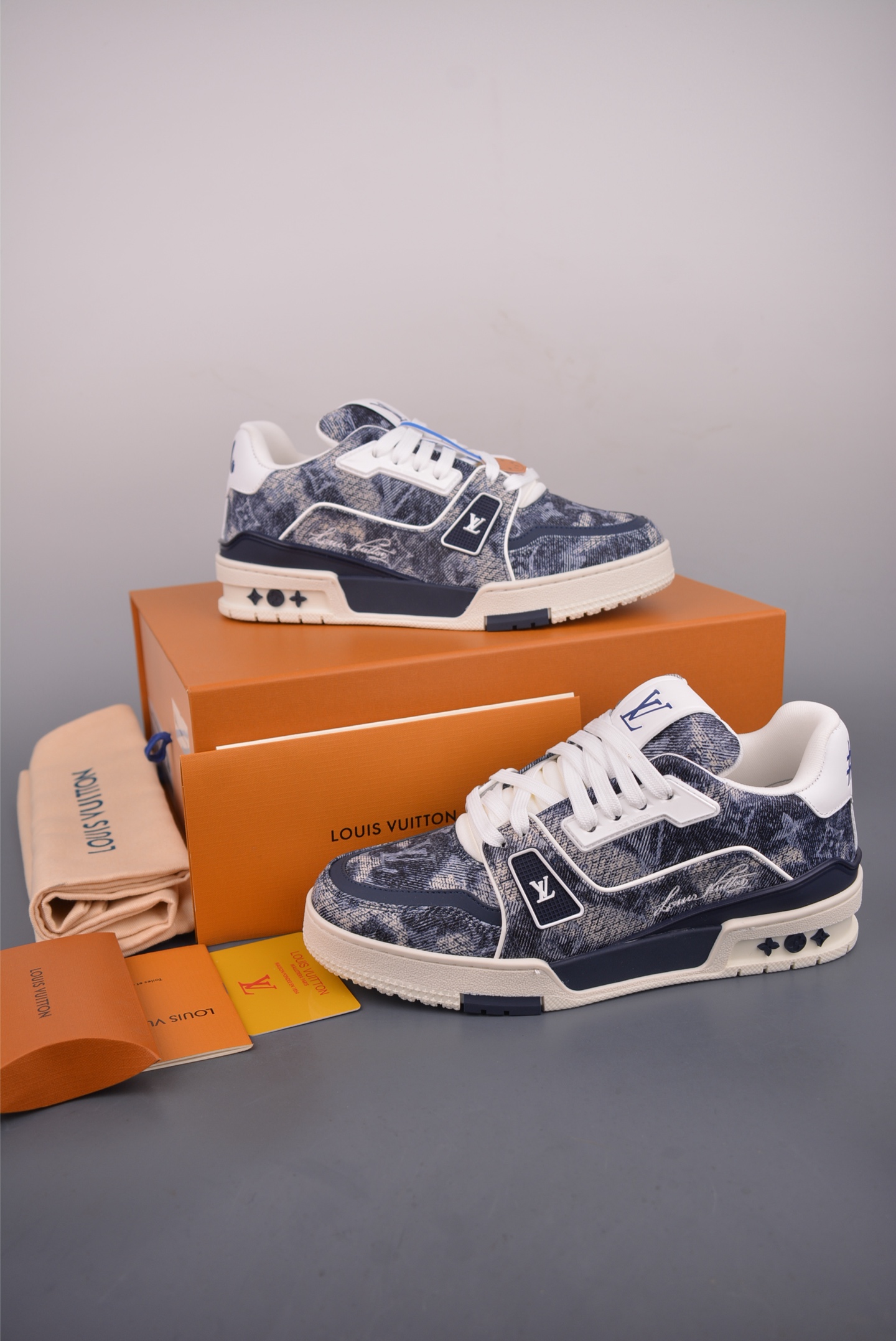 550 2021s LV Trainer 限定联名 最新配色国内限定无售 原版购入历时近两个月开发打造 经典多拼色超好看