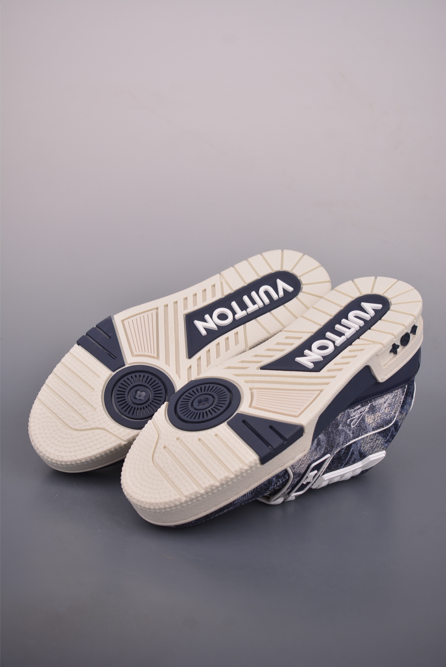 550 2021s LV Trainer 限定联名 最新配色国内限定无售 原版购入历时近两个月开发打造 经典多拼色超好看