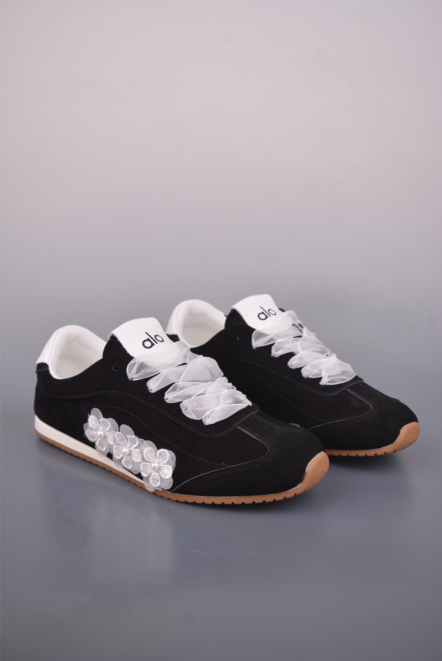 Alo 2025SS新款ALO SUNSET SNEAKER 复古平底德训阿甘鞋 纯原版本 面料高丝光牛反毛 鞋舌内置了轻乳棉和后包内置厚实乳胶 脚感更加舒适 打破厚底鞋卡脚的诟病 几乎把卡脚的概率给你们缩减到0 原标logo字母烫印工艺很精致 鞋型轻便包裹的同时又显得流畅自然,麂皮绒面亲肤透气 内置回弹泡棉鞋垫 兼顾高性能舒适感与缓冲性 日常暴走无负担 定制的橡胶组合大底 轻便测试能在水上漂 真正做到抬脚轻盈落地回弹缓冲 官方货号: A0891U2722