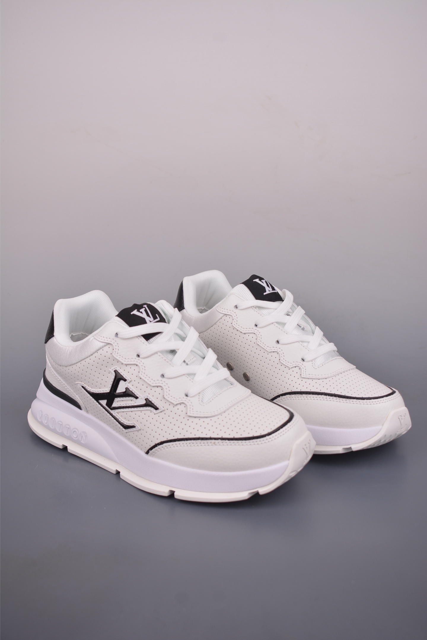 【路易威登】Louis Vuitton Classic LV路易威登板鞋 小白鞋系列 舒适轻泡大底和百搭性霸屏整个时尚娱乐圈 细节调整完美主义 鞋面采用进口头层小牛皮 独家开模轻泡大底 侧边采用3D打印标志性Logo 尽显贵族时尚气息 台湾进口小牛皮挂皮内里 配带正品全套包装 全新LV路易威登Louis vuitton Trainer Sneaker Low 休闲运动文化百搭篮球板鞋 官方货号: MS16592529