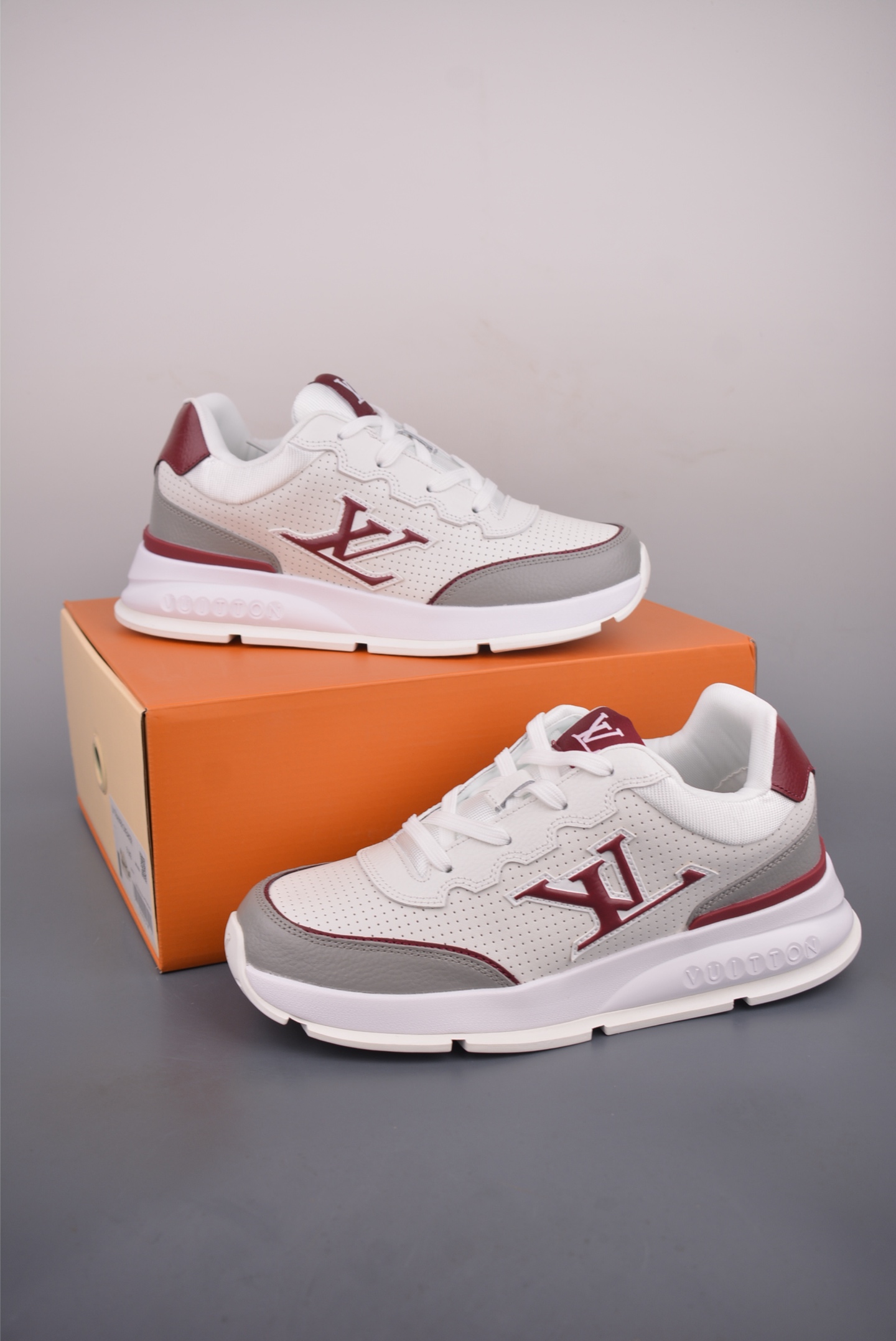 【路易威登】Louis Vuitton Classic LV路易威登板鞋 小白鞋系列 舒适轻泡大底和百搭性霸屏整个时尚娱乐圈 细节调整完美主义 鞋面采用进口头层小牛皮 独家开模轻泡大底 侧边采用3D打印标志性Logo 尽显贵族时尚气息 台湾进口小牛皮挂皮内里 配带正品全套包装 全新LV路易威登Louis vuitton Trainer Sneaker Low 休闲运动文化百搭篮球板鞋 官方货号: MS16592529