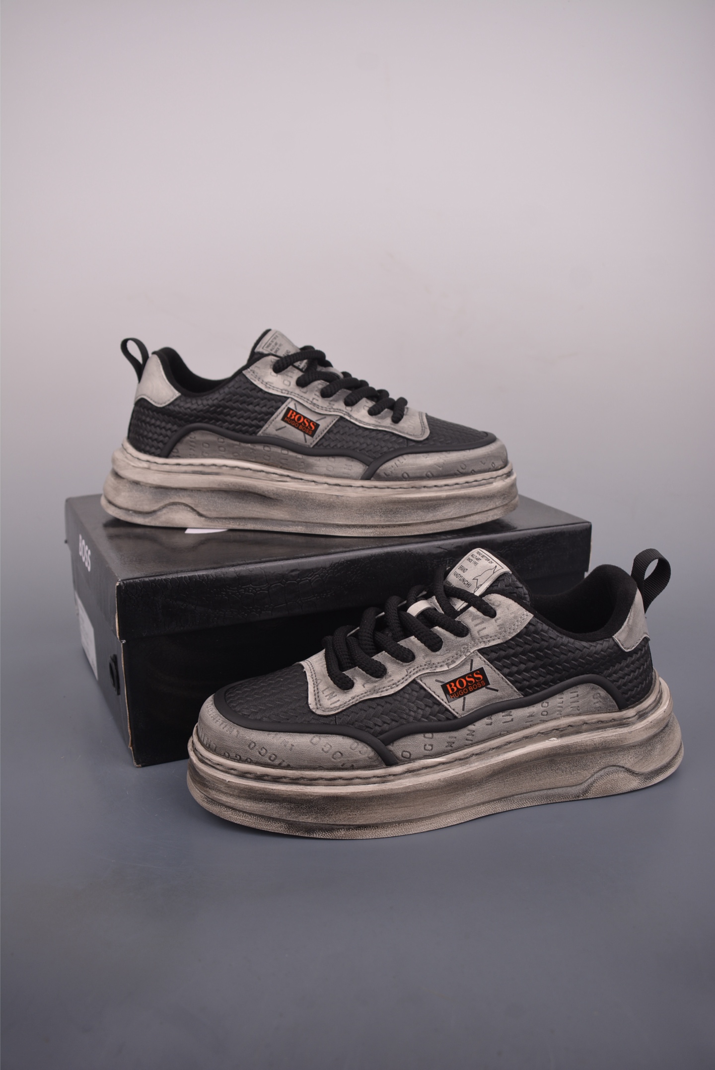 💰200 
BOSS - 雨果博斯 秋季钢印版本
新款德国高端品牌专柜同步新款
以奢华高端设计出货 鞋面采用原版进口
纳帕小牛皮配滴胶而成  原版水染牛皮内里 高邦马丁休闲系列
官方货号: 2731
尺码: 39 40 41 42 43 44