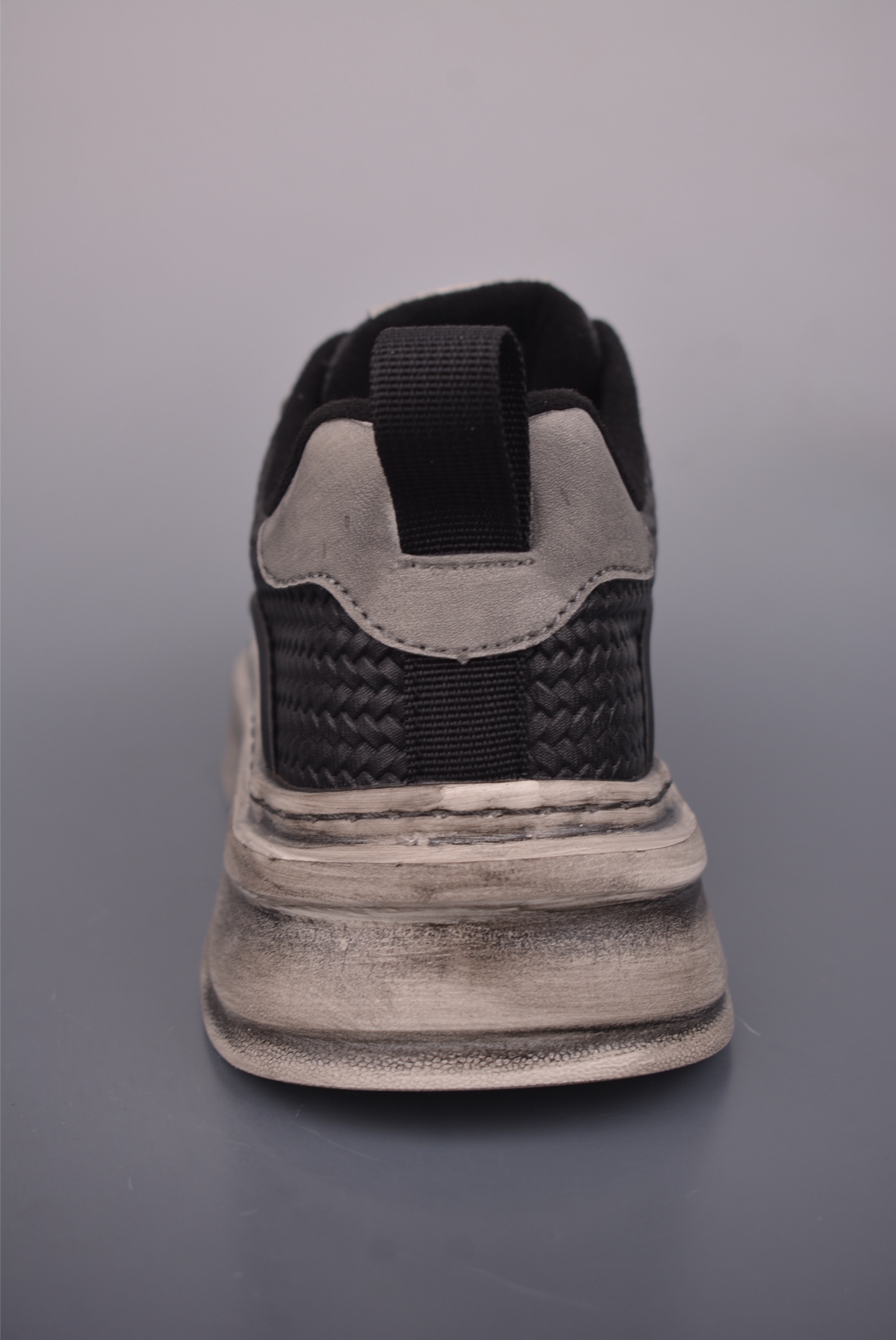 💰200 
BOSS - 雨果博斯 秋季钢印版本
新款德国高端品牌专柜同步新款
以奢华高端设计出货 鞋面采用原版进口
纳帕小牛皮配滴胶而成  原版水染牛皮内里 高邦马丁休闲系列
官方货号: 2731
尺码: 39 40 41 42 43 44