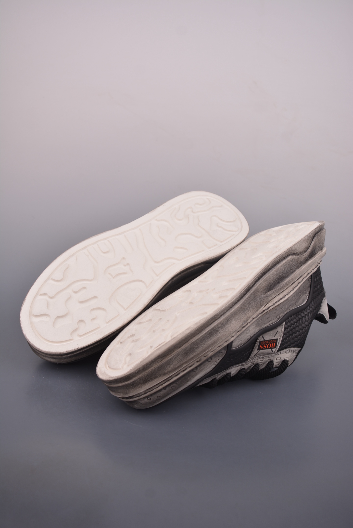 💰200 
BOSS - 雨果博斯 秋季钢印版本
新款德国高端品牌专柜同步新款
以奢华高端设计出货 鞋面采用原版进口
纳帕小牛皮配滴胶而成  原版水染牛皮内里 高邦马丁休闲系列
官方货号: 2731
尺码: 39 40 41 42 43 44