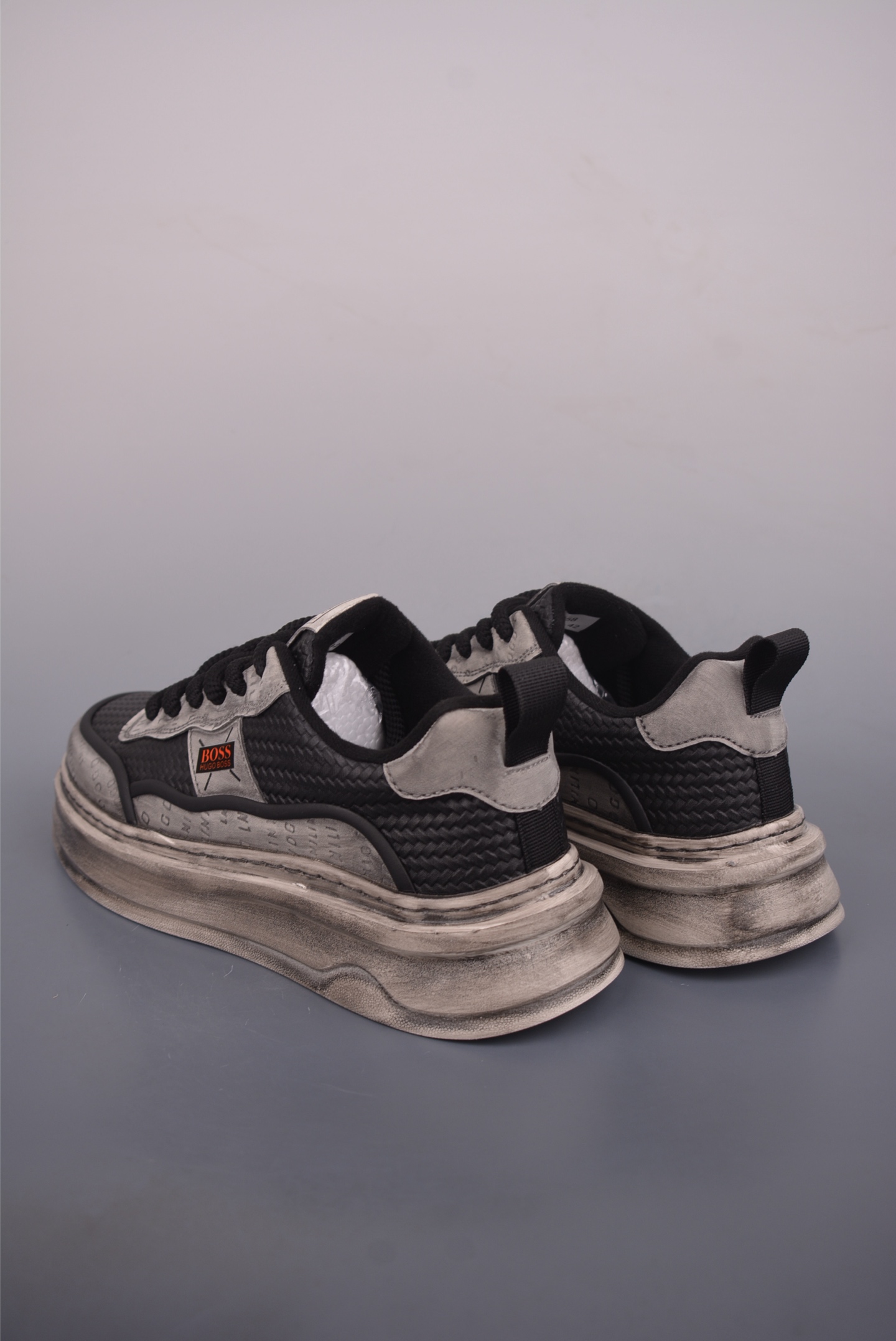 💰200 
BOSS - 雨果博斯 秋季钢印版本
新款德国高端品牌专柜同步新款
以奢华高端设计出货 鞋面采用原版进口
纳帕小牛皮配滴胶而成  原版水染牛皮内里 高邦马丁休闲系列
官方货号: 2731
尺码: 39 40 41 42 43 44