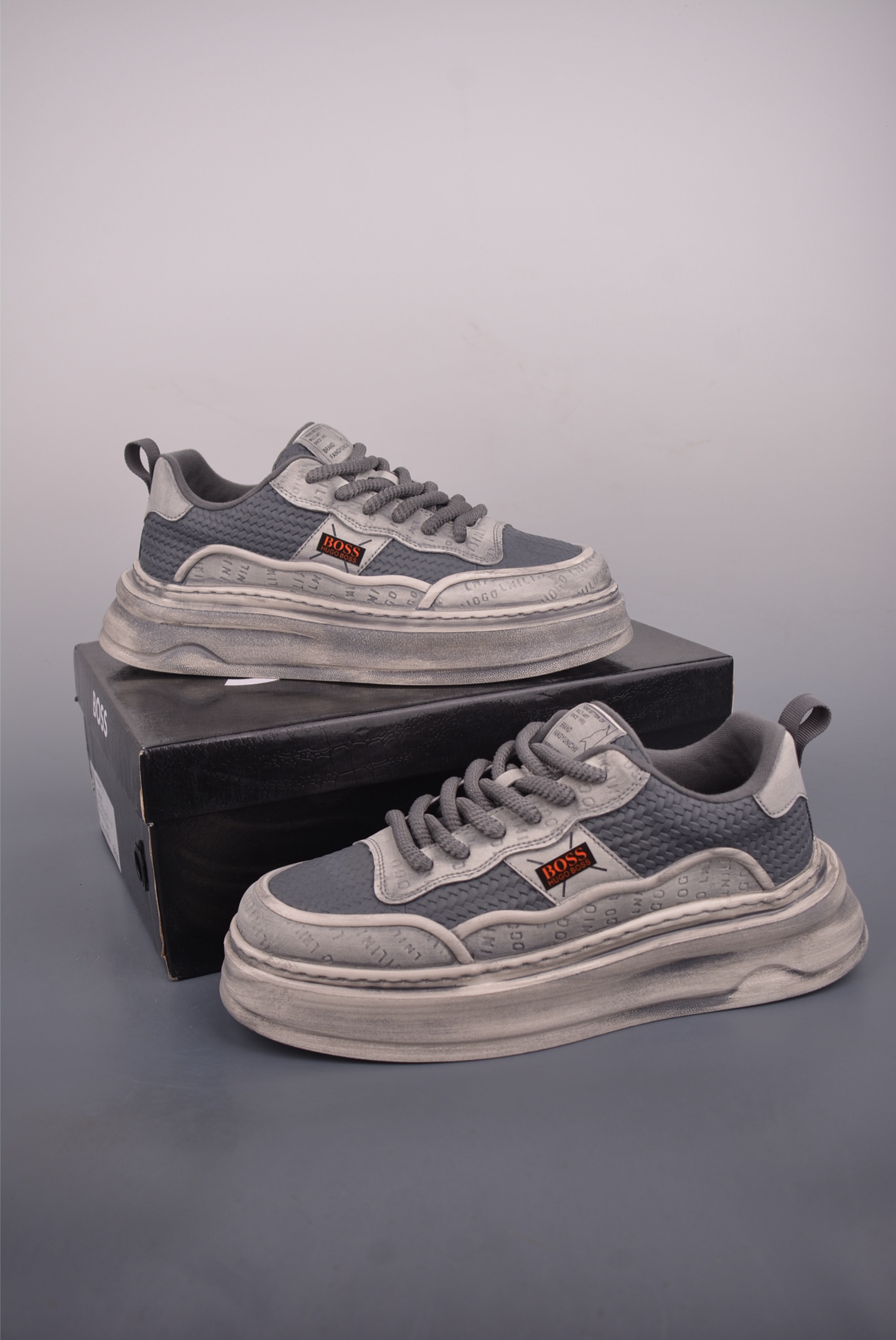 💰200 
BOSS - 雨果博斯 秋季钢印版本
新款德国高端品牌专柜同步新款
以奢华高端设计出货 鞋面采用原版进口
纳帕小牛皮配滴胶而成  原版水染牛皮内里 高邦马丁休闲系列
官方货号: 2731
尺码: 39 40 41 42 43 44