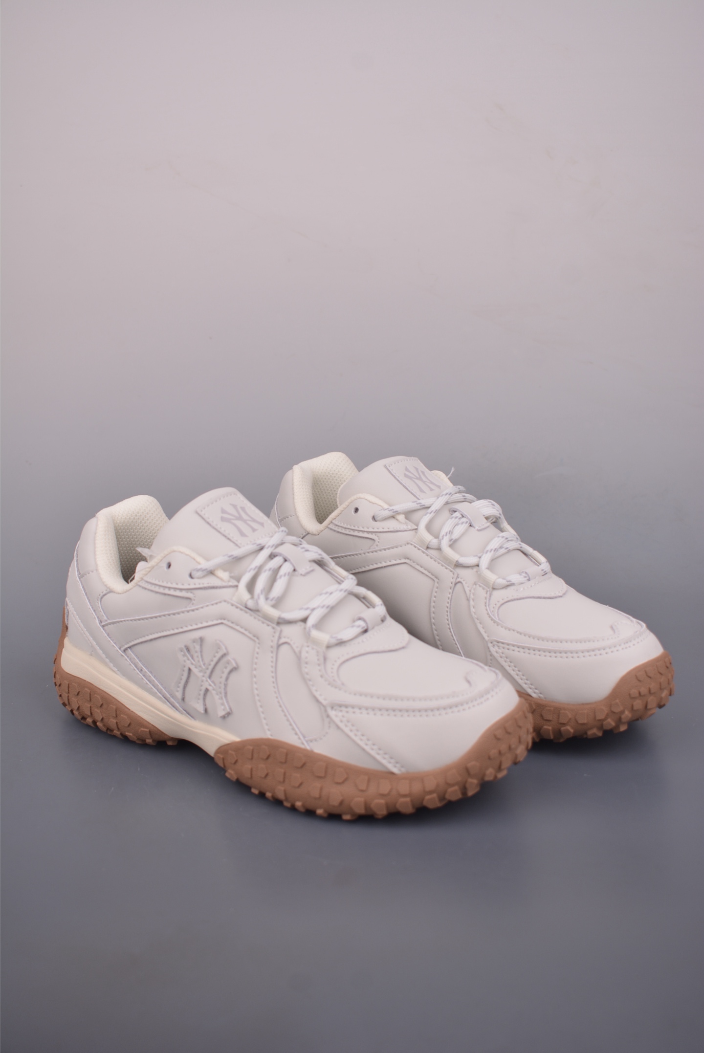 💰180 
MLB TROPHY VINTAGE LT
纽约洋基队 潮流时尚厚底运动鞋 
以复古基调书写千禧美学
融合现代机能元素风格重塑经典老爹鞋
厚底设计轻盈增高放肆游走 自由酷飒氛围感
官方货号: 3ASXT025N818
Size：35 36 36.5 37.5 38 38.5 39 40 40.5 41 42 42.5 43 44 44.5 45