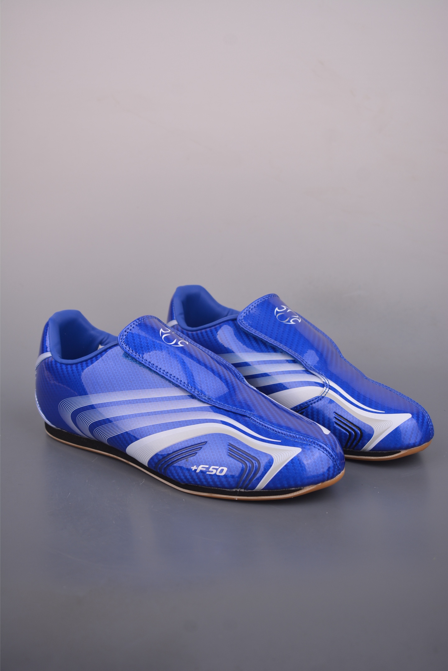 💰130
Adidas originals Taekwondo Low
跆拳道系列 经典复古薄底训练慢跑鞋 TAEKWONDO (跆拳道)受武术鞋启发
符合人体工程学 鞋身极其 “苗条”
采用 slip-on 的款式 弹性的帆布鞋面
配备独特的 gum rubber 生橡胶鞋底
复古风和厚重 “老爹鞋” 的流行
官方货号:JS10462622
尺码:36 36.5 37 38 38.5 39 40 40.5 41 42 42.5 43 44 45