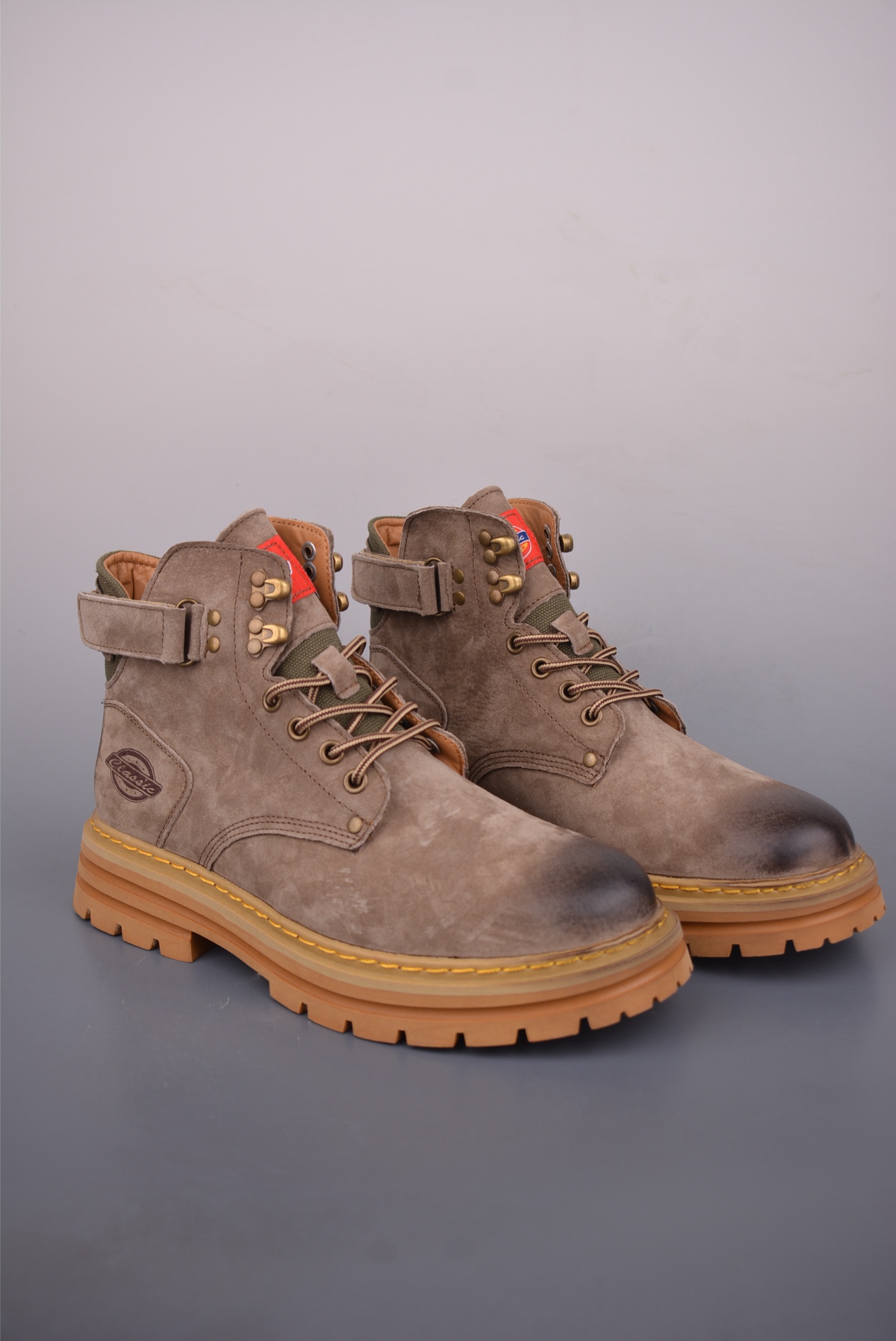 💰280 
CAT Fashion卡特 硬汉推土机品牌
经典百搭户外休闲大黄靴系列
广东大厂品质 24ss秋冬新款 
常年主打 时尚潮流搭配 
面料釆用意大利进口磨砂牛皮 全鞋真牛皮材料 
大底到五金都是代工厂原材料制作 
好货不杀猪  首单质量严格把控 
全套官网统一包装 今年冬季防寒户外专用 
日常随意搭配 型男必备 
官方货号: 6008
尺码：39 40 41 42 43 44 45 46