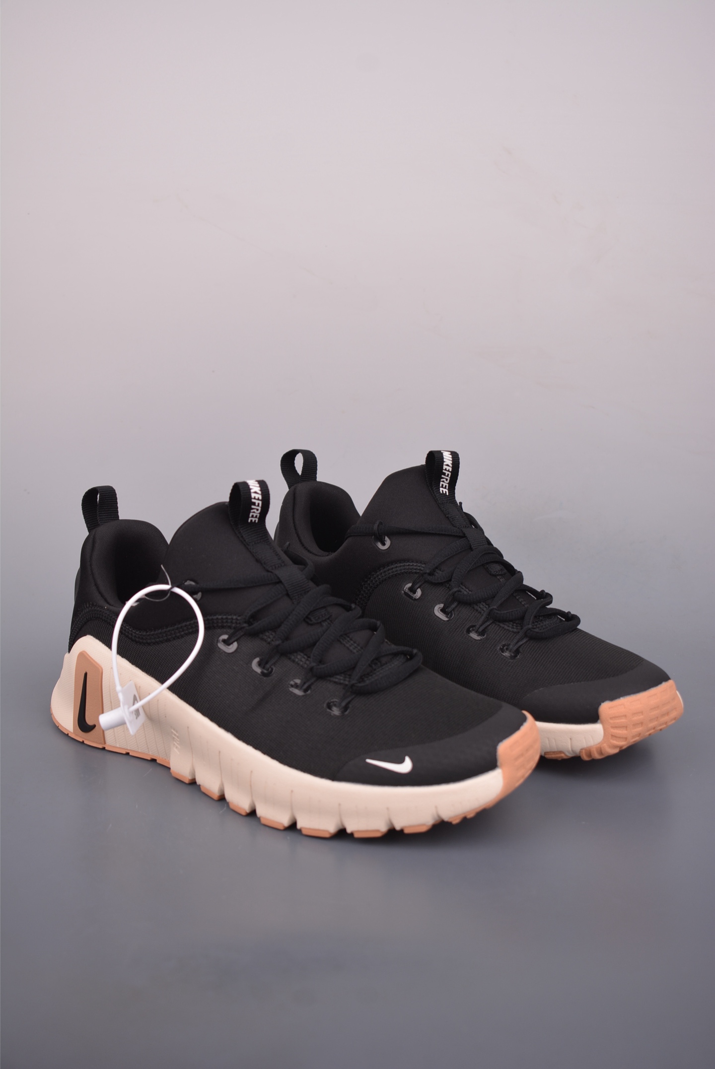 💰150 
Nike Free Metcon 6 网布 
圆头系带 减震防滑 低帮训练鞋
整体设计流线更简洁 标志性logo越来越小
后跟倒三角设计让小腿更显长
前侧全网面设计 相比较6比5鞋楦更宽
脚掌面更自由 但在侧向发力模式下没有metcon9安全系数高
鞋底比5代硬 还是BC BP更合适
官方货号: FJ7127 0112332
尺码: 36 36.5 37.5 38 38.5 39 40 40.5 41 42.5 43 44 44.5 45