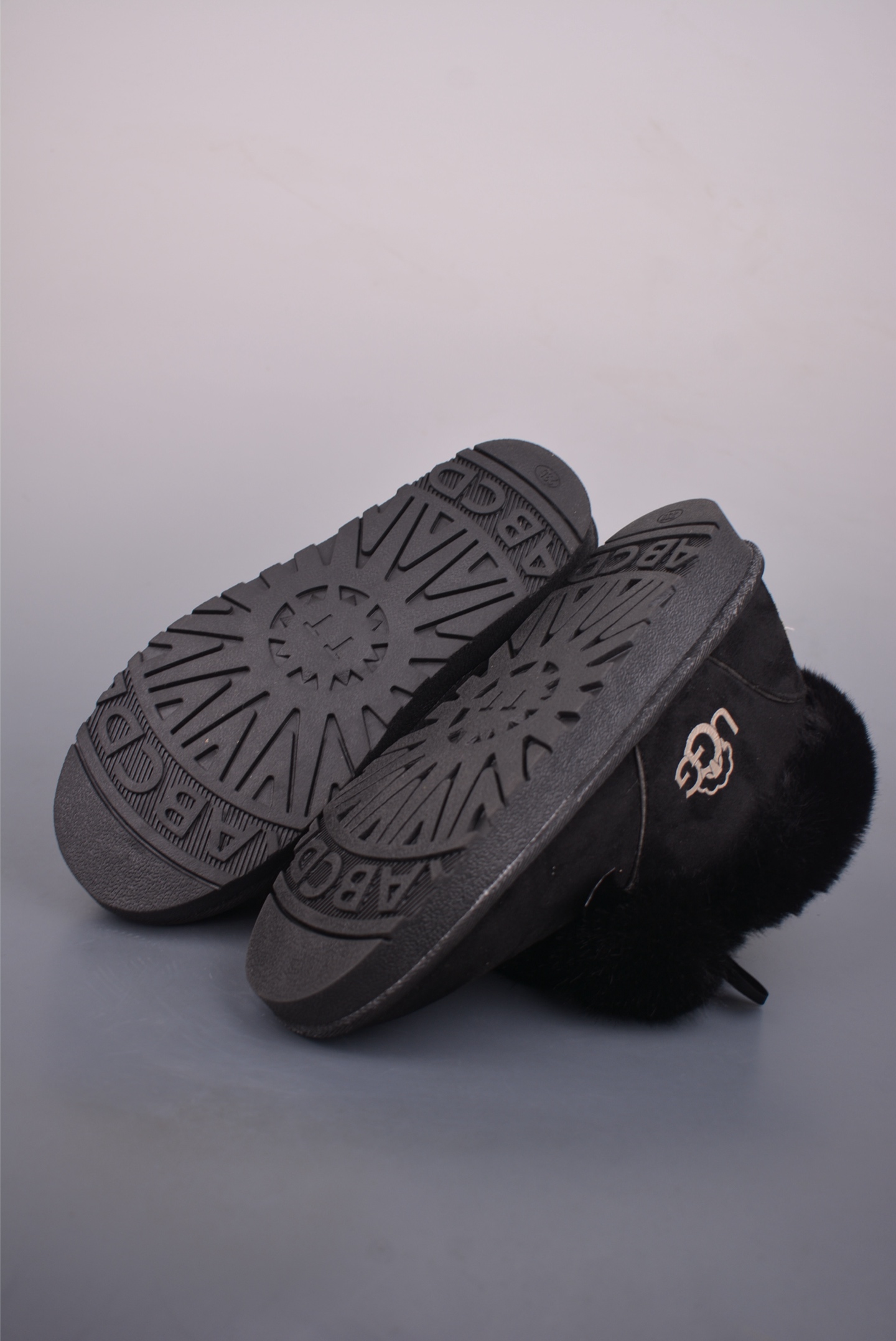 💰140 
UGG 毛球蝴蝶结新款
颜值担当火爆款 保暖雪地鞋
不得不入的一款 做旧日时尚
简约高级 随意搭配上脚非常舒适 年度必入款
最新走秀款运动小白鞋国内外博主刷爆的一款
小红书种草系列
复古又时髦上脚美炸了简约的运动板鞋设计
极具辨识度的鞋舌 打造佛系甜美的休闲风
上脚气场十足随意搭配 选用头层牛皮材质
内里丝绸牛皮里 原版t抽真空厚底 复古擦色做旧
官方货号: 202510103633
尺码：35 36 37 38 39 40