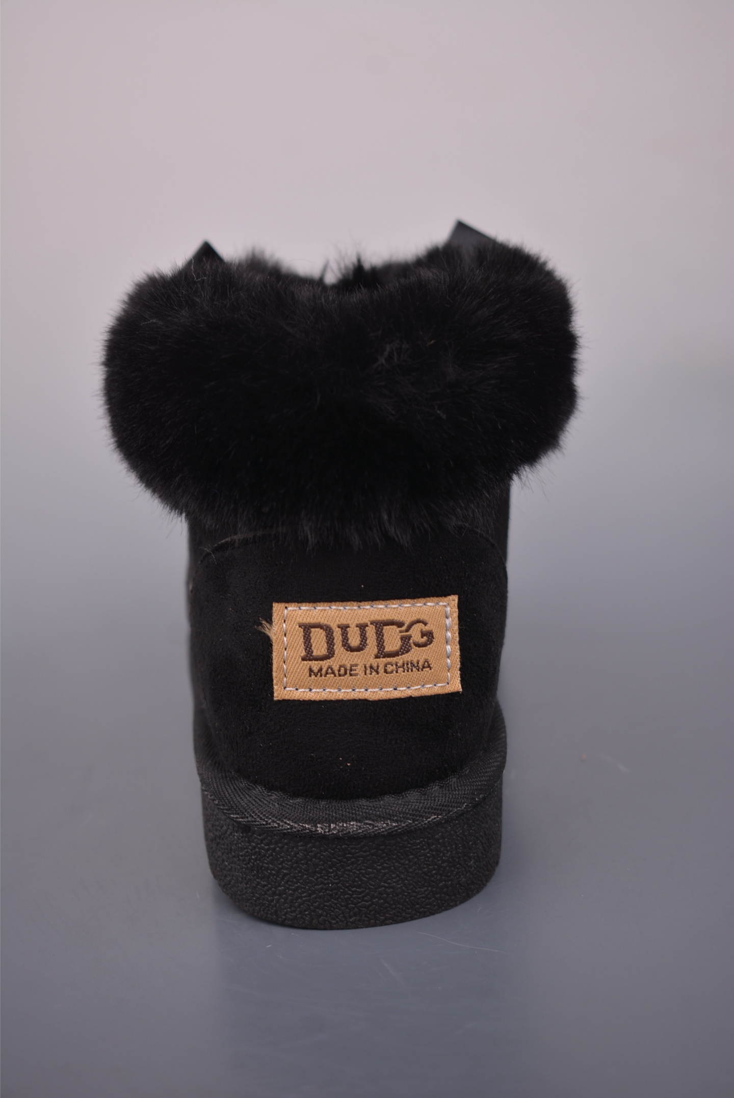 💰140 
UGG 毛球蝴蝶结新款
颜值担当火爆款 保暖雪地鞋
不得不入的一款 做旧日时尚
简约高级 随意搭配上脚非常舒适 年度必入款
最新走秀款运动小白鞋国内外博主刷爆的一款
小红书种草系列
复古又时髦上脚美炸了简约的运动板鞋设计
极具辨识度的鞋舌 打造佛系甜美的休闲风
上脚气场十足随意搭配 选用头层牛皮材质
内里丝绸牛皮里 原版t抽真空厚底 复古擦色做旧
官方货号: 202510103633
尺码：35 36 37 38 39 40