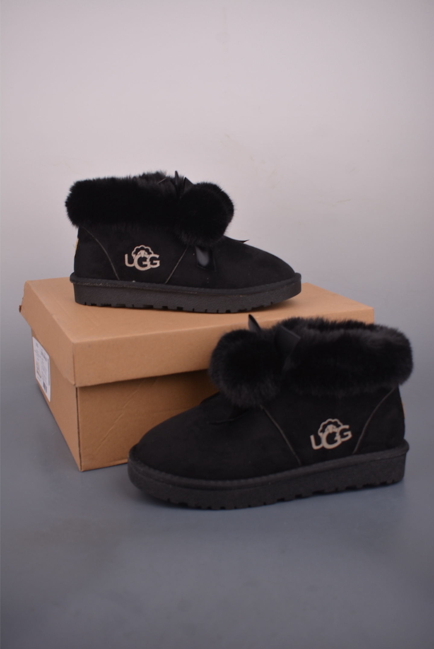 💰140 
UGG 毛球蝴蝶结新款
颜值担当火爆款 保暖雪地鞋
不得不入的一款 做旧日时尚
简约高级 随意搭配上脚非常舒适 年度必入款
最新走秀款运动小白鞋国内外博主刷爆的一款
小红书种草系列
复古又时髦上脚美炸了简约的运动板鞋设计
极具辨识度的鞋舌 打造佛系甜美的休闲风
上脚气场十足随意搭配 选用头层牛皮材质
内里丝绸牛皮里 原版t抽真空厚底 复古擦色做旧
官方货号: 202510103633
尺码：35 36 37 38 39 40