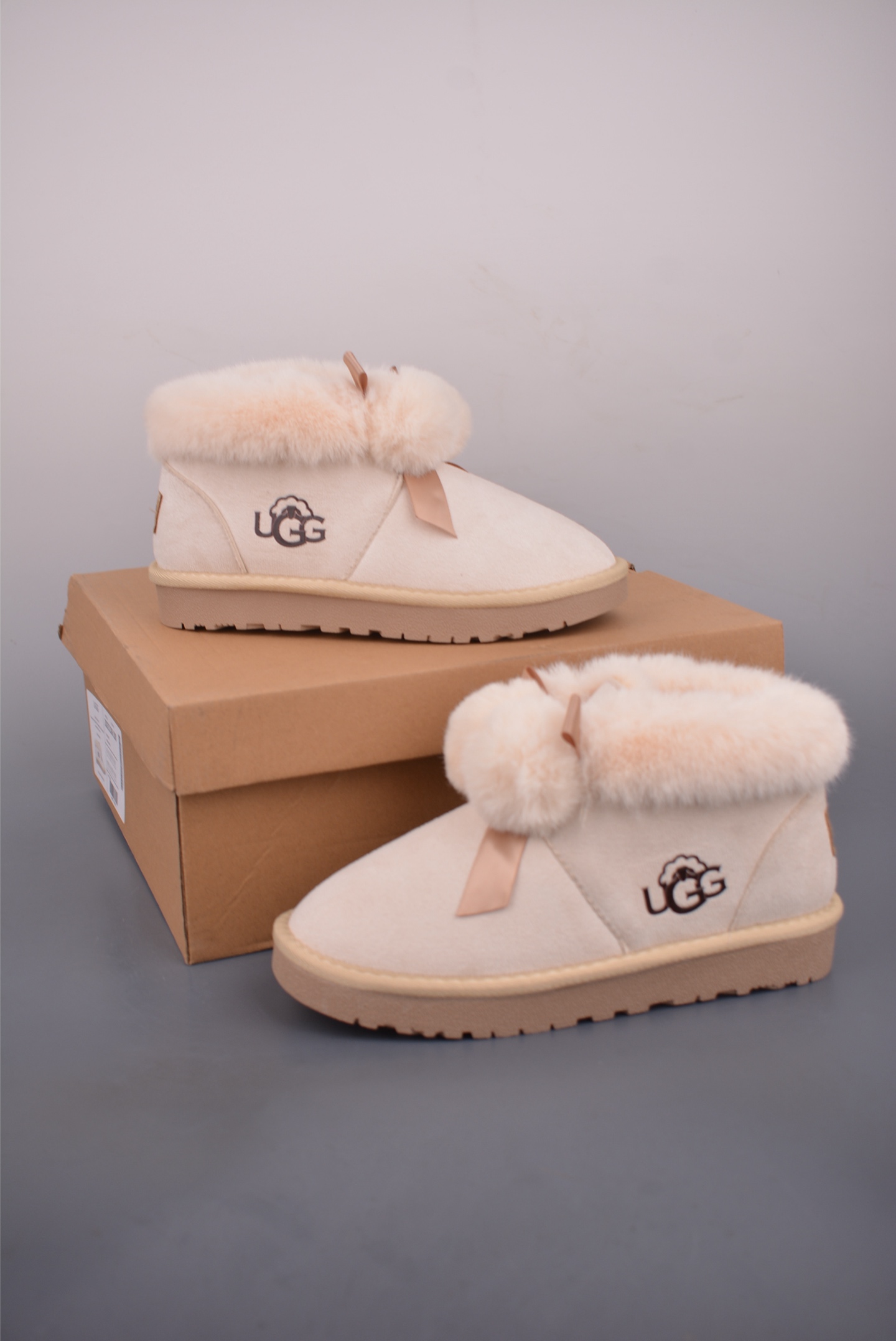 💰140 
UGG 毛球蝴蝶结新款
颜值担当火爆款 保暖雪地鞋
不得不入的一款 做旧日时尚
简约高级 随意搭配上脚非常舒适 年度必入款
最新走秀款运动小白鞋国内外博主刷爆的一款
小红书种草系列
复古又时髦上脚美炸了简约的运动板鞋设计
极具辨识度的鞋舌 打造佛系甜美的休闲风
上脚气场十足随意搭配 选用头层牛皮材质
内里丝绸牛皮里 原版t抽真空厚底 复古擦色做旧
官方货号: 202510103633
尺码：35 36 37 38 39 40