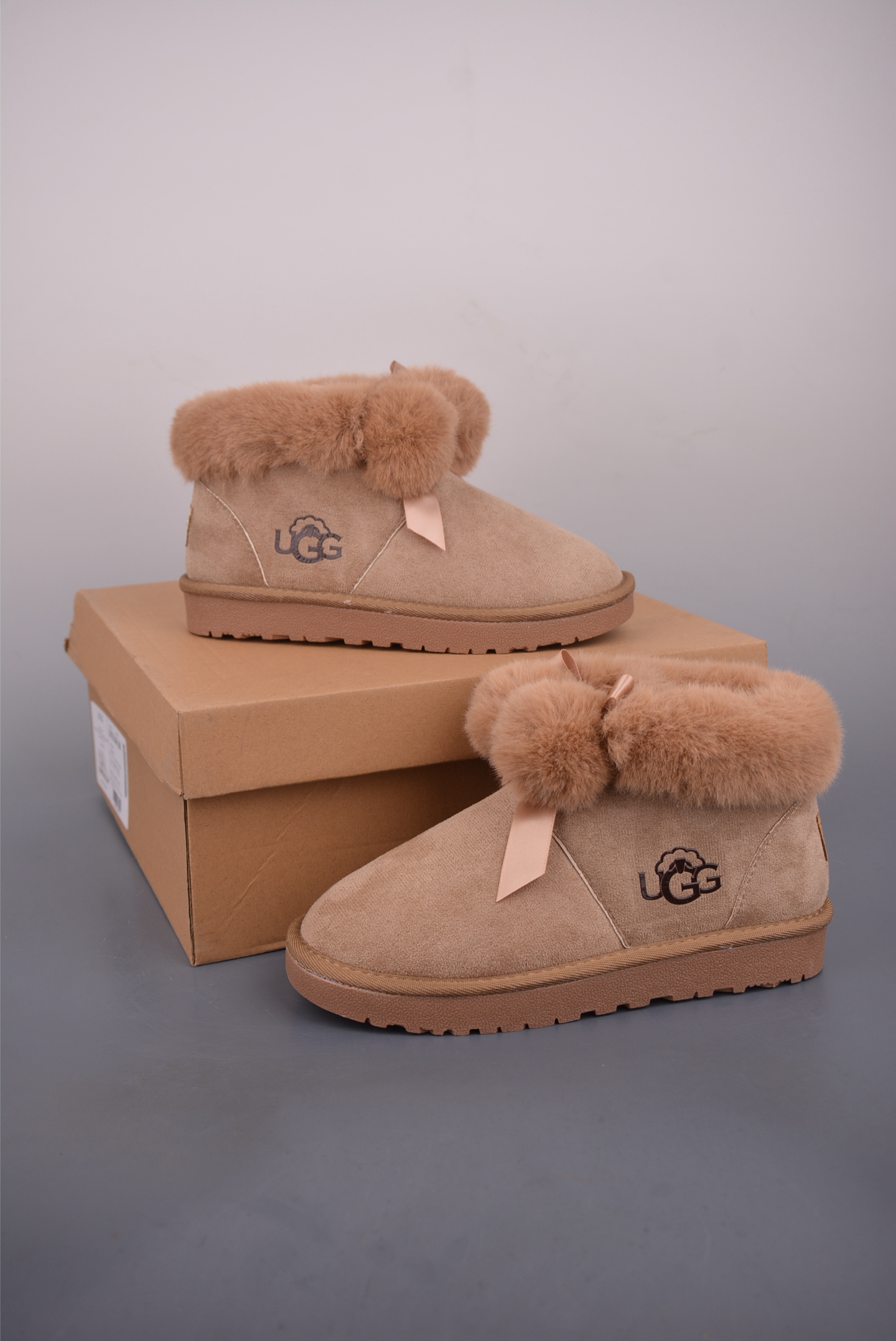 💰140 
UGG 毛球蝴蝶结新款
颜值担当火爆款 保暖雪地鞋
不得不入的一款 做旧日时尚
简约高级 随意搭配上脚非常舒适 年度必入款
最新走秀款运动小白鞋国内外博主刷爆的一款
小红书种草系列
复古又时髦上脚美炸了简约的运动板鞋设计
极具辨识度的鞋舌 打造佛系甜美的休闲风
上脚气场十足随意搭配 选用头层牛皮材质
内里丝绸牛皮里 原版t抽真空厚底 复古擦色做旧
官方货号: 202510103633
尺码：35 36 37 38 39 40