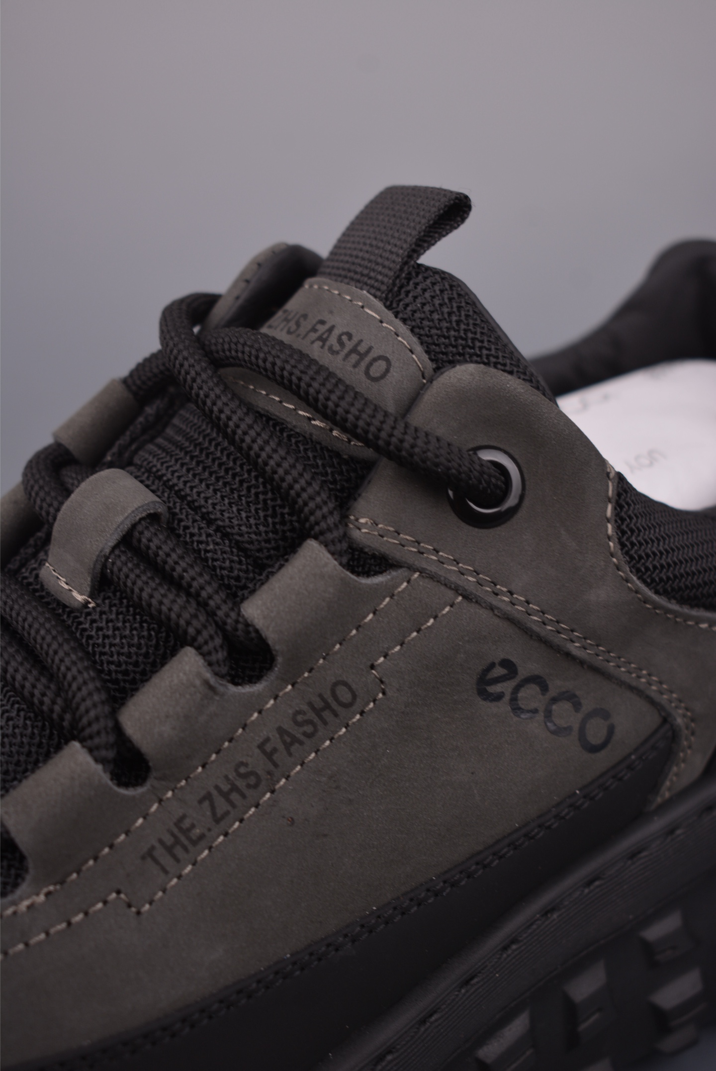 300 ECCO爱步男款新款运动登山鞋 轻盈减震牛皮耐磨户外跑鞋 635130